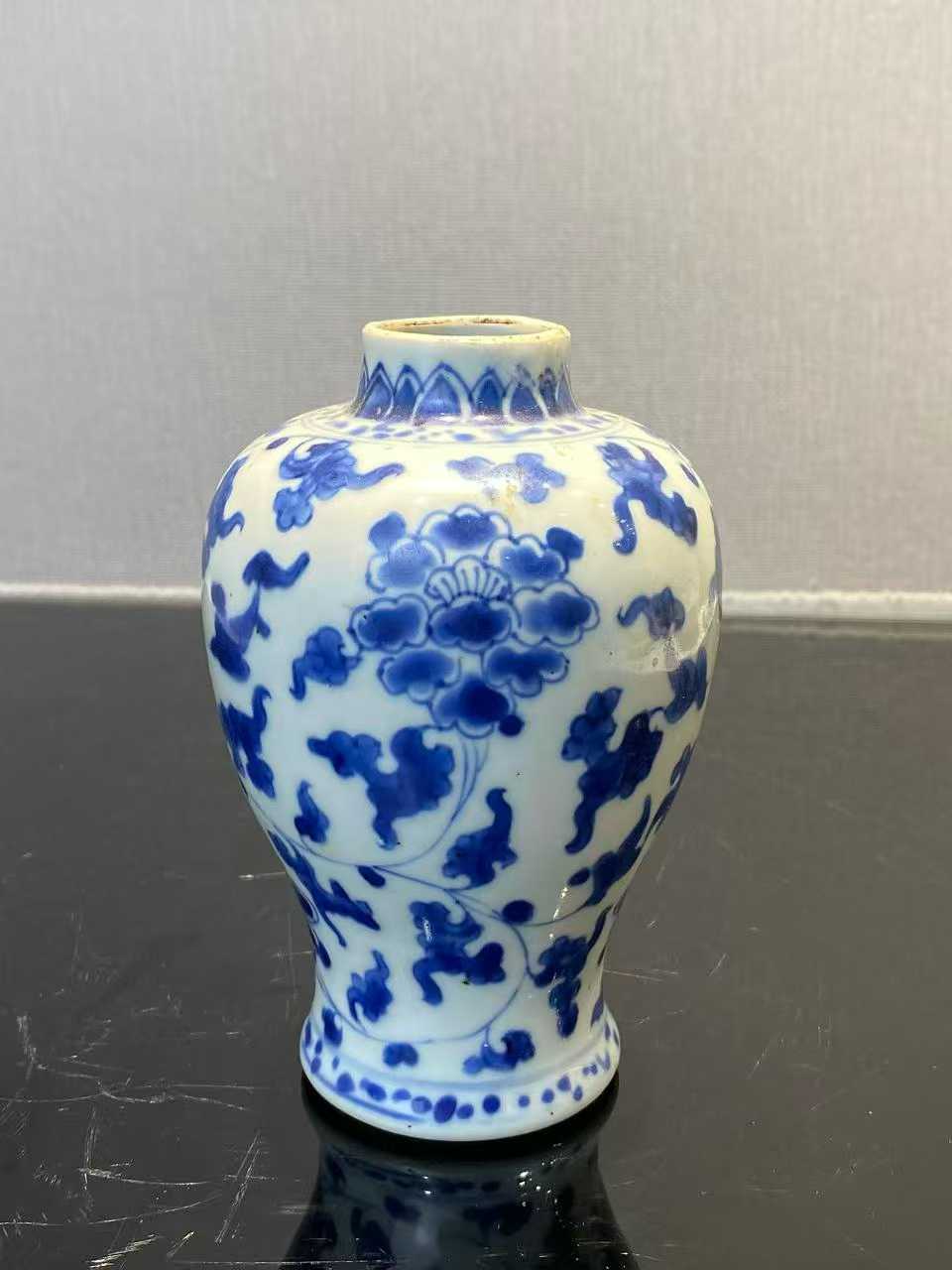 青花缠枝莲纹梅瓶