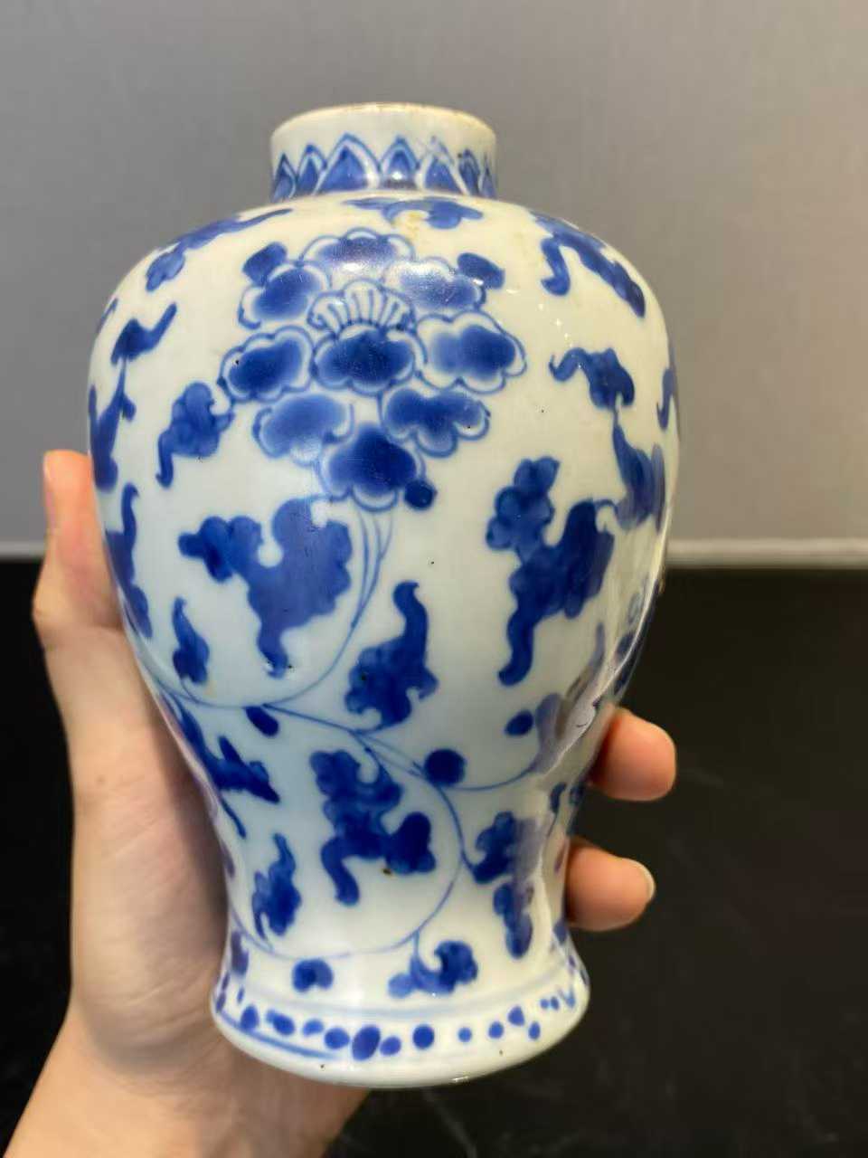 青花缠枝莲纹梅瓶