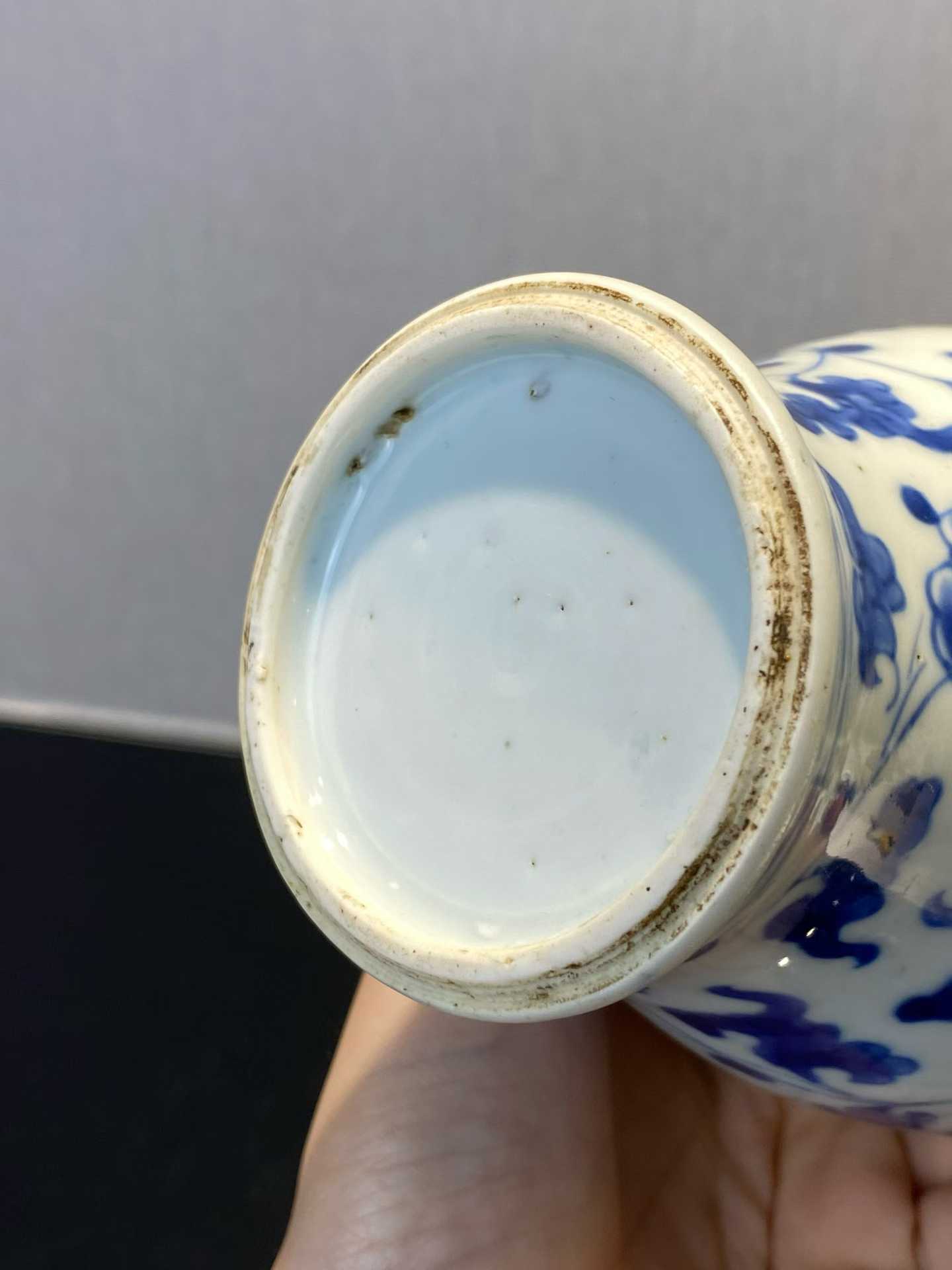 青花缠枝莲纹梅瓶