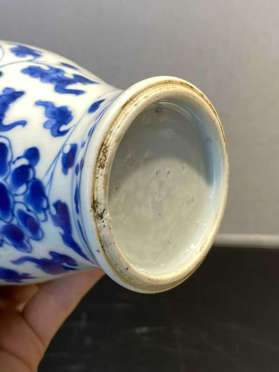 青花缠枝莲纹梅瓶