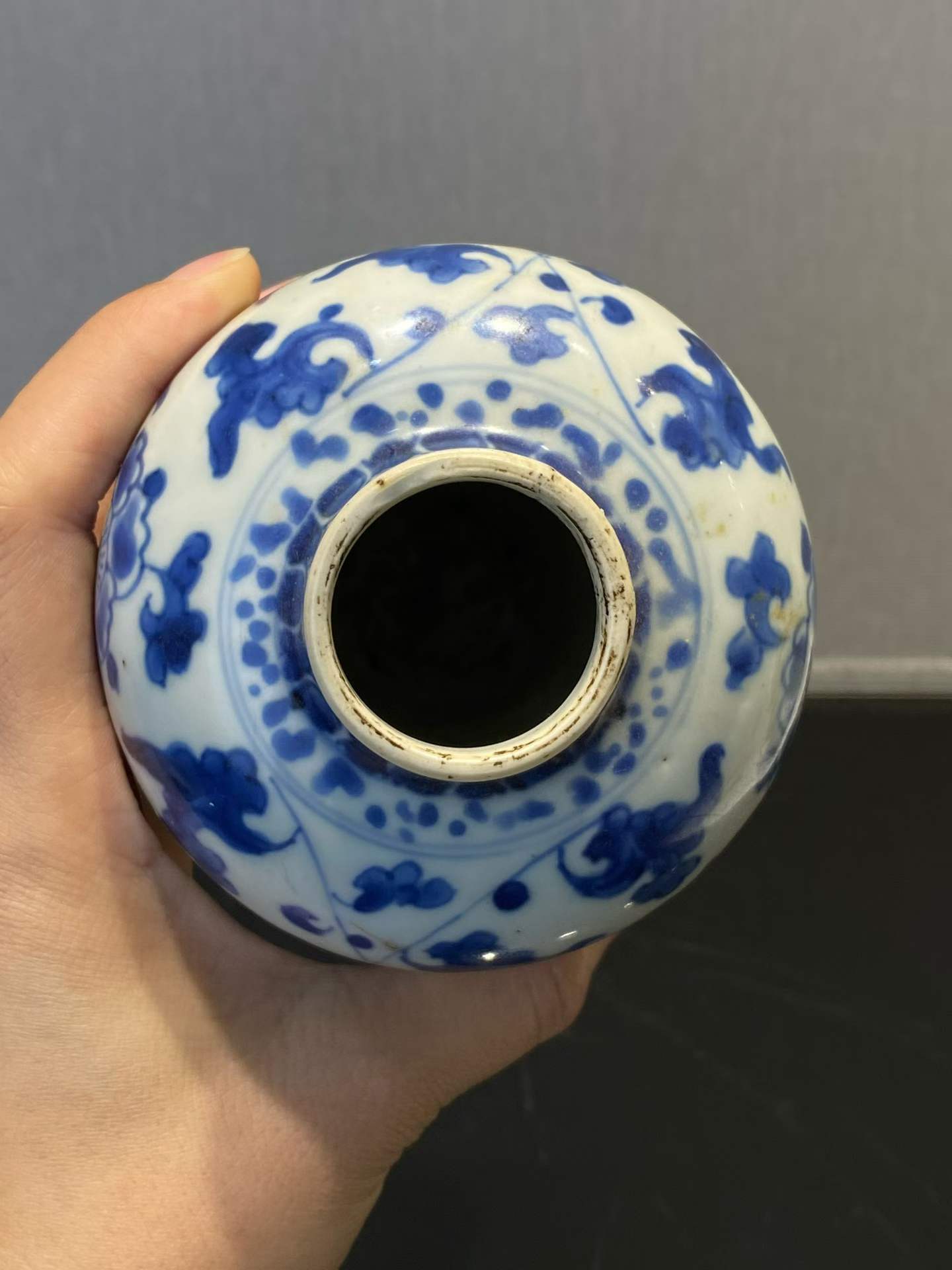 青花缠枝莲纹梅瓶