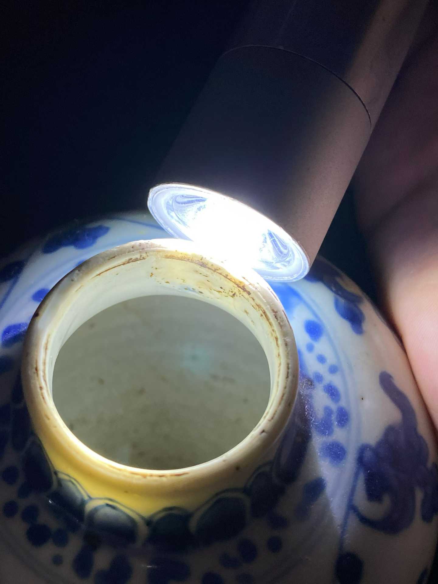 青花缠枝莲纹梅瓶