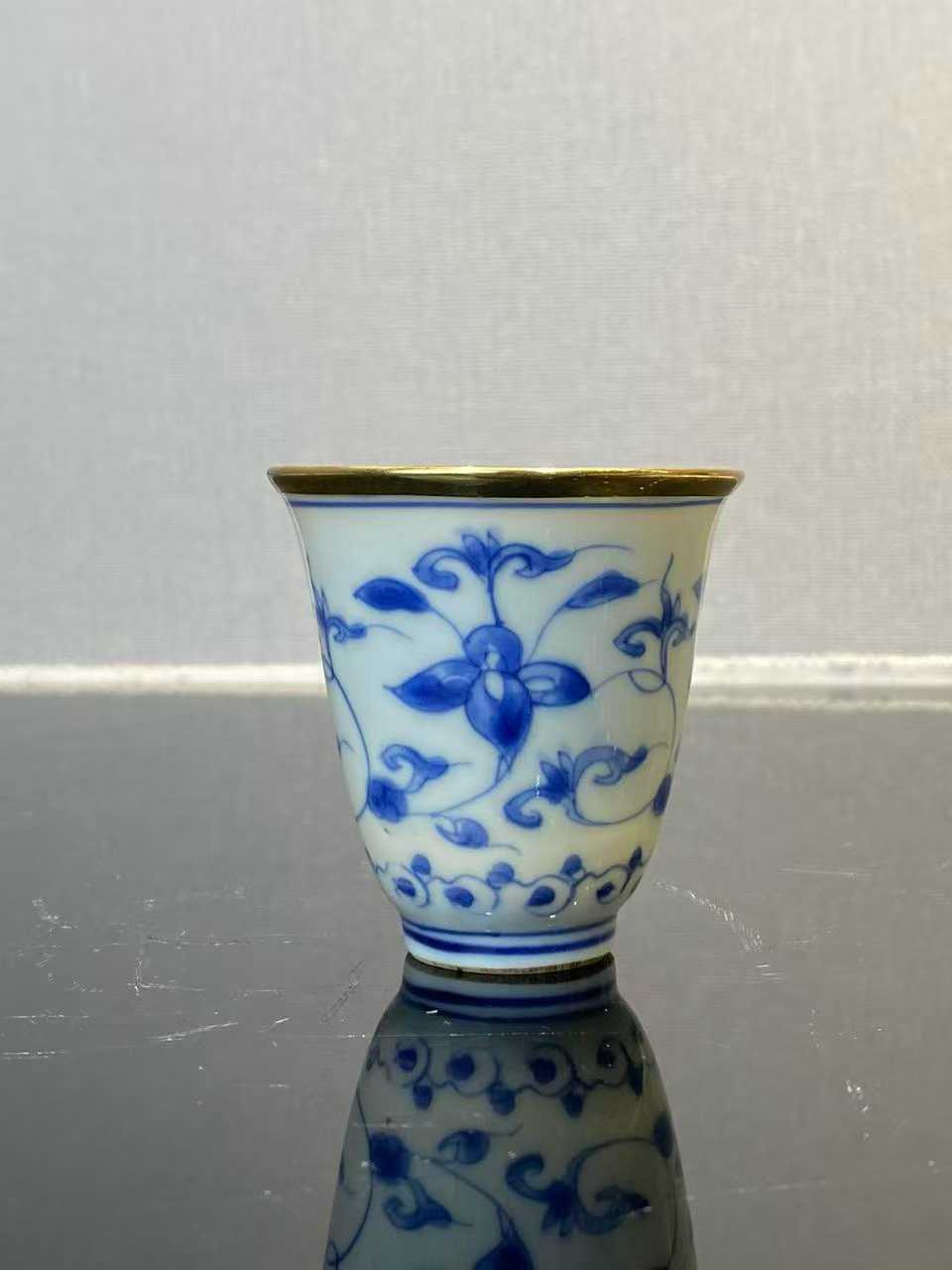 青花缠枝莲纹茶杯 款：大明嘉靖年制