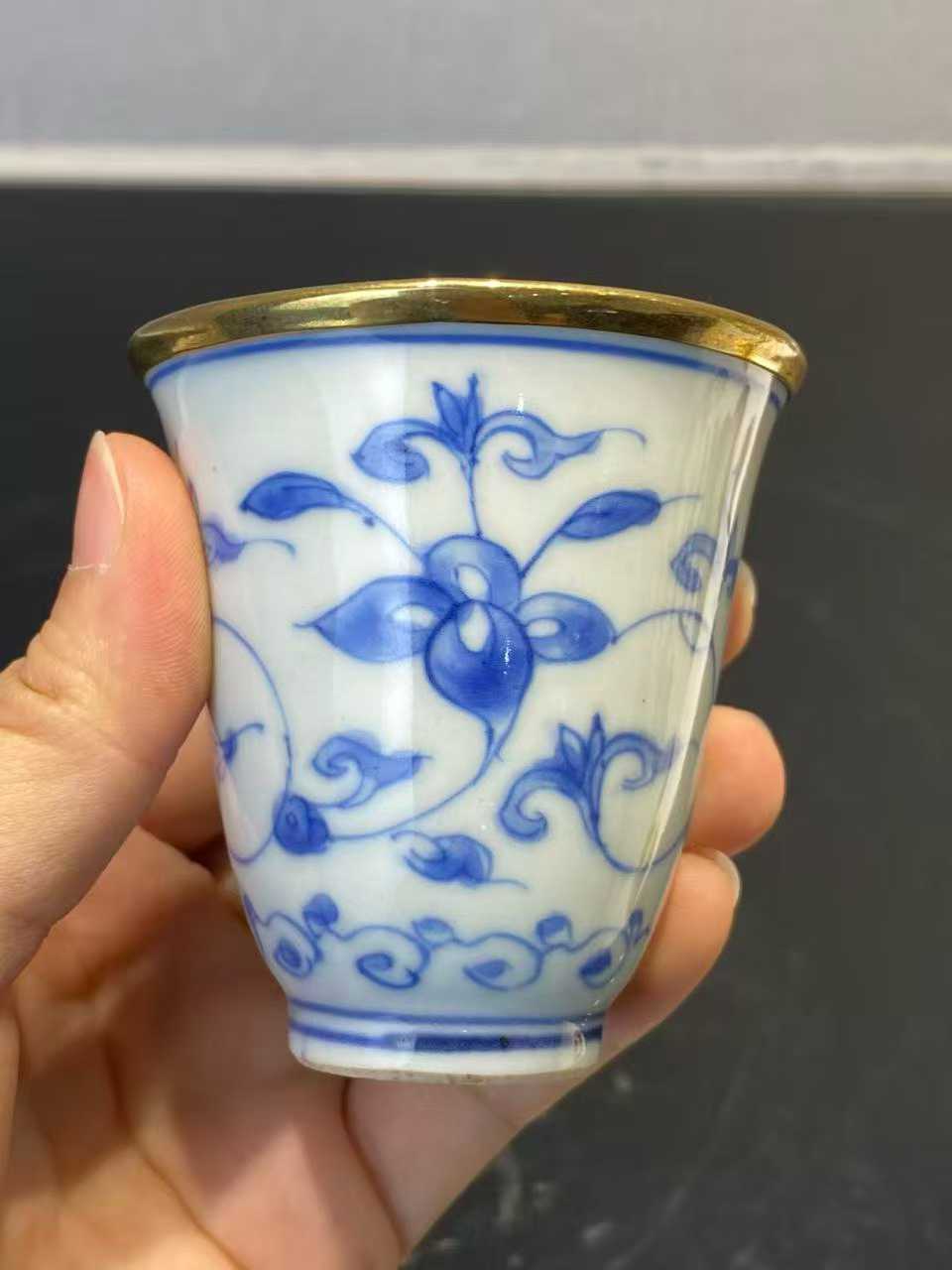 青花缠枝莲纹茶杯 款：大明嘉靖年制