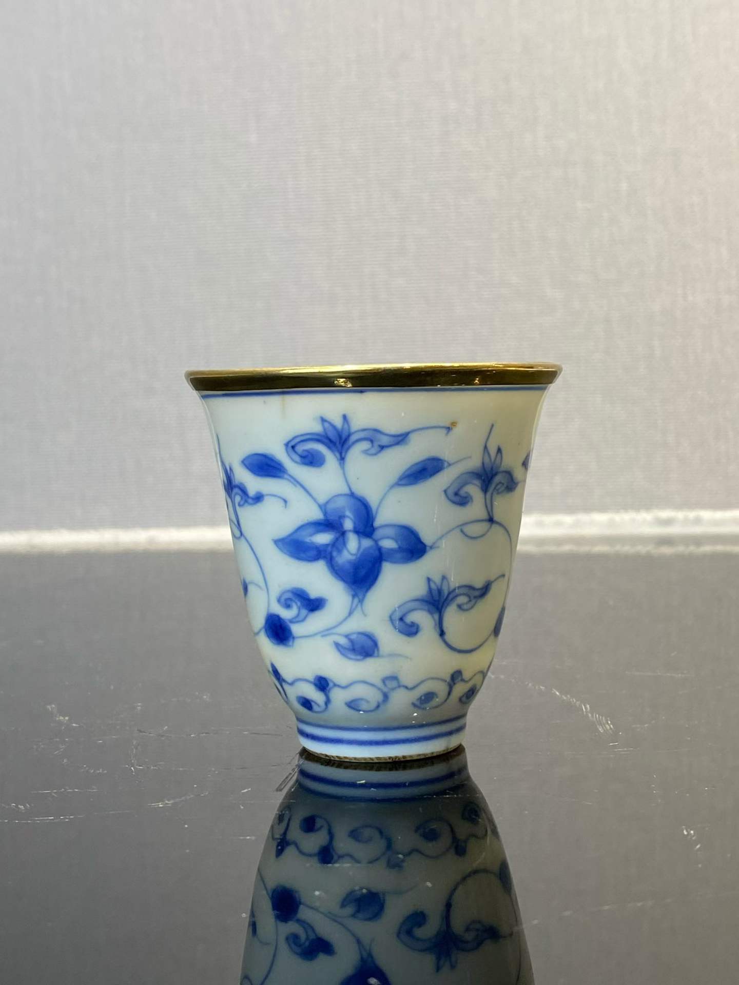 青花缠枝莲纹茶杯 款：大明嘉靖年制