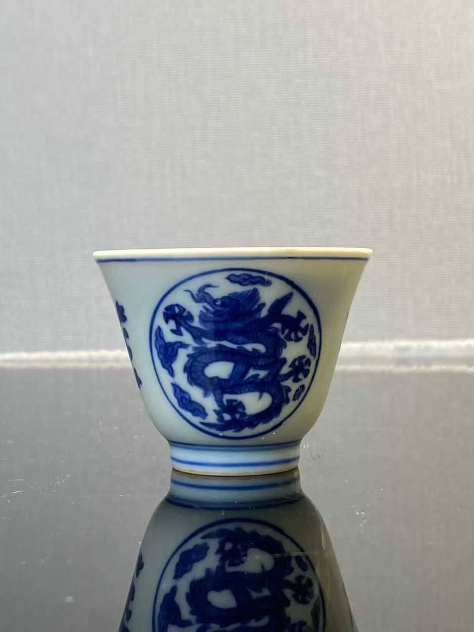 青花团龙纹酒杯  款：大清嘉靖年制