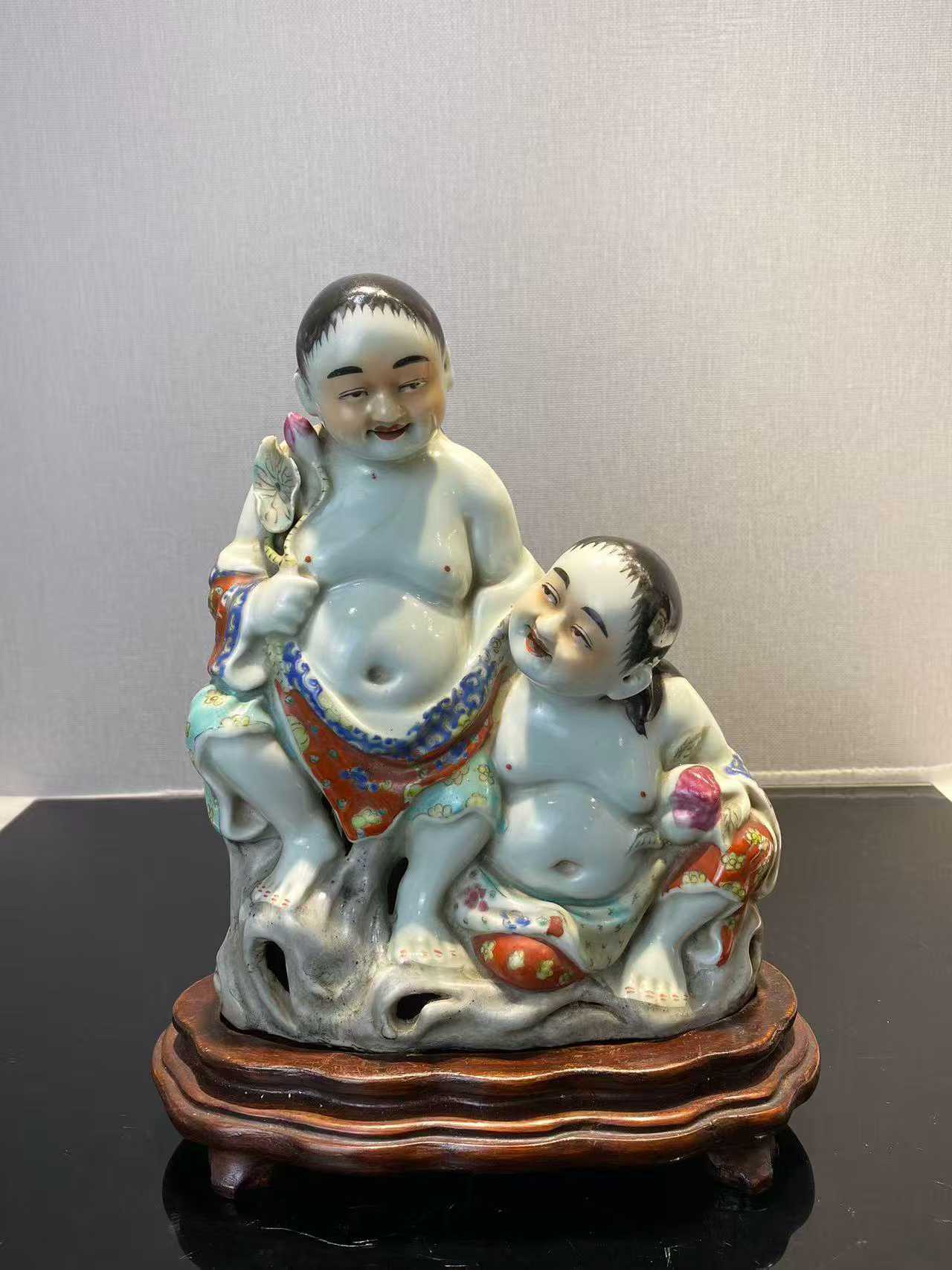 粉彩和合二仙塑像配木