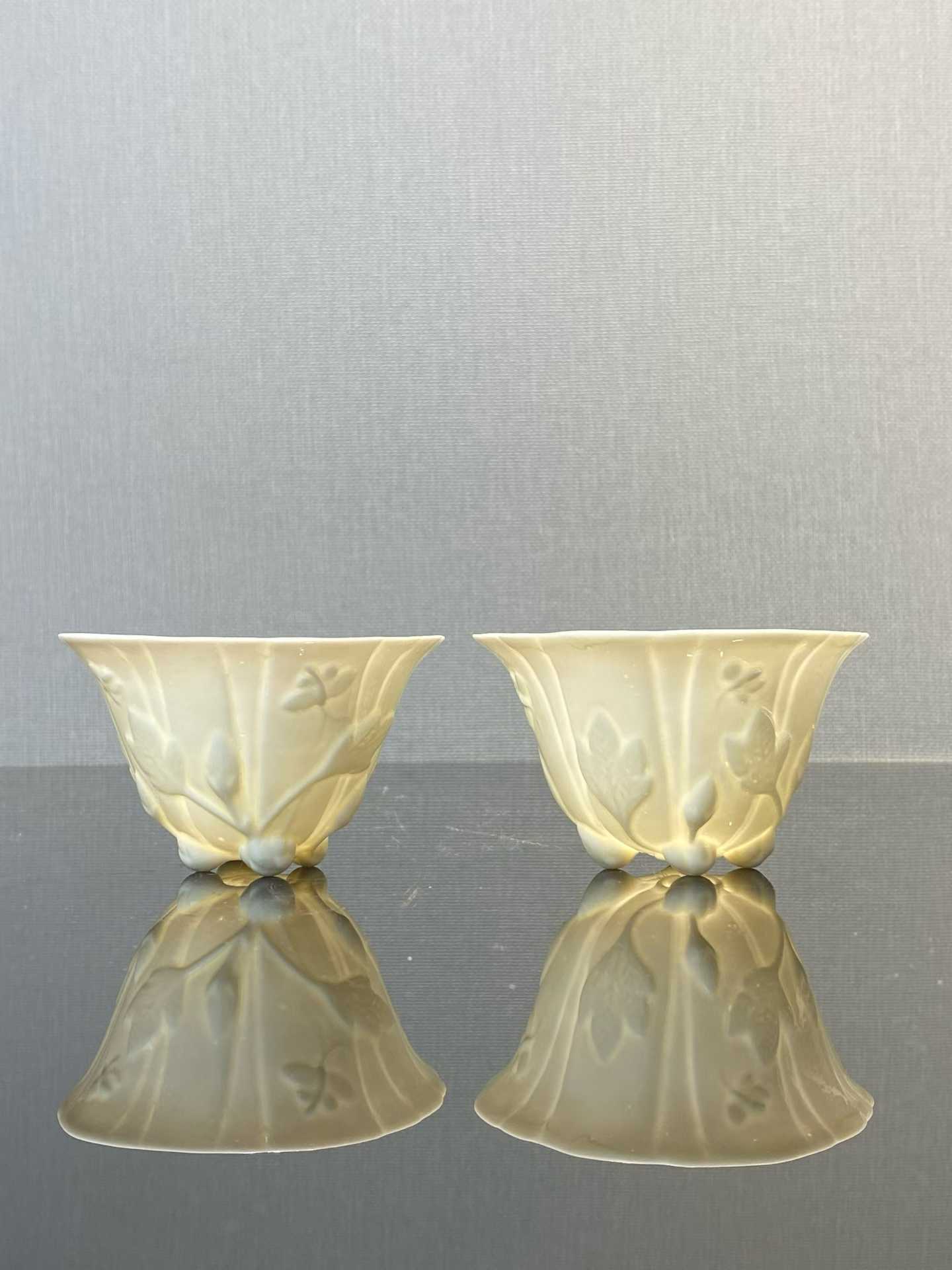 德化窑白釉堆雕蝴蝶花卉纹杯一对