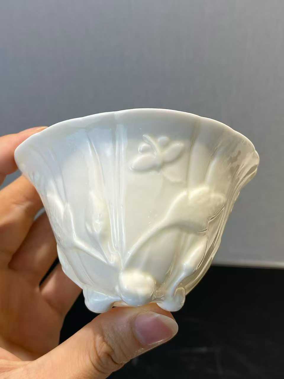 德化窑白釉堆雕蝴蝶花卉纹杯一对