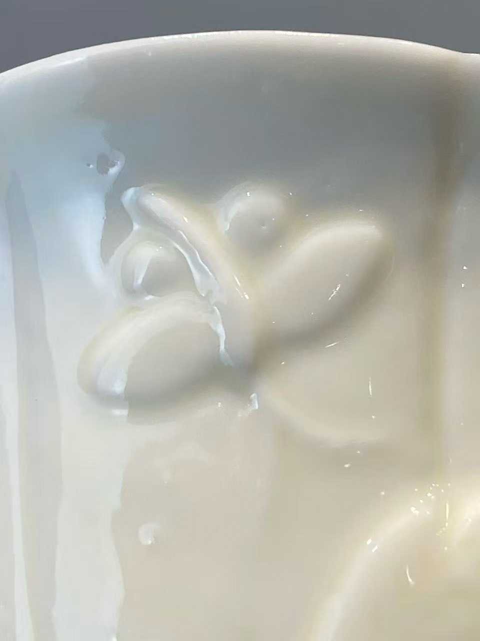 德化窑白釉堆雕蝴蝶花卉纹杯一对