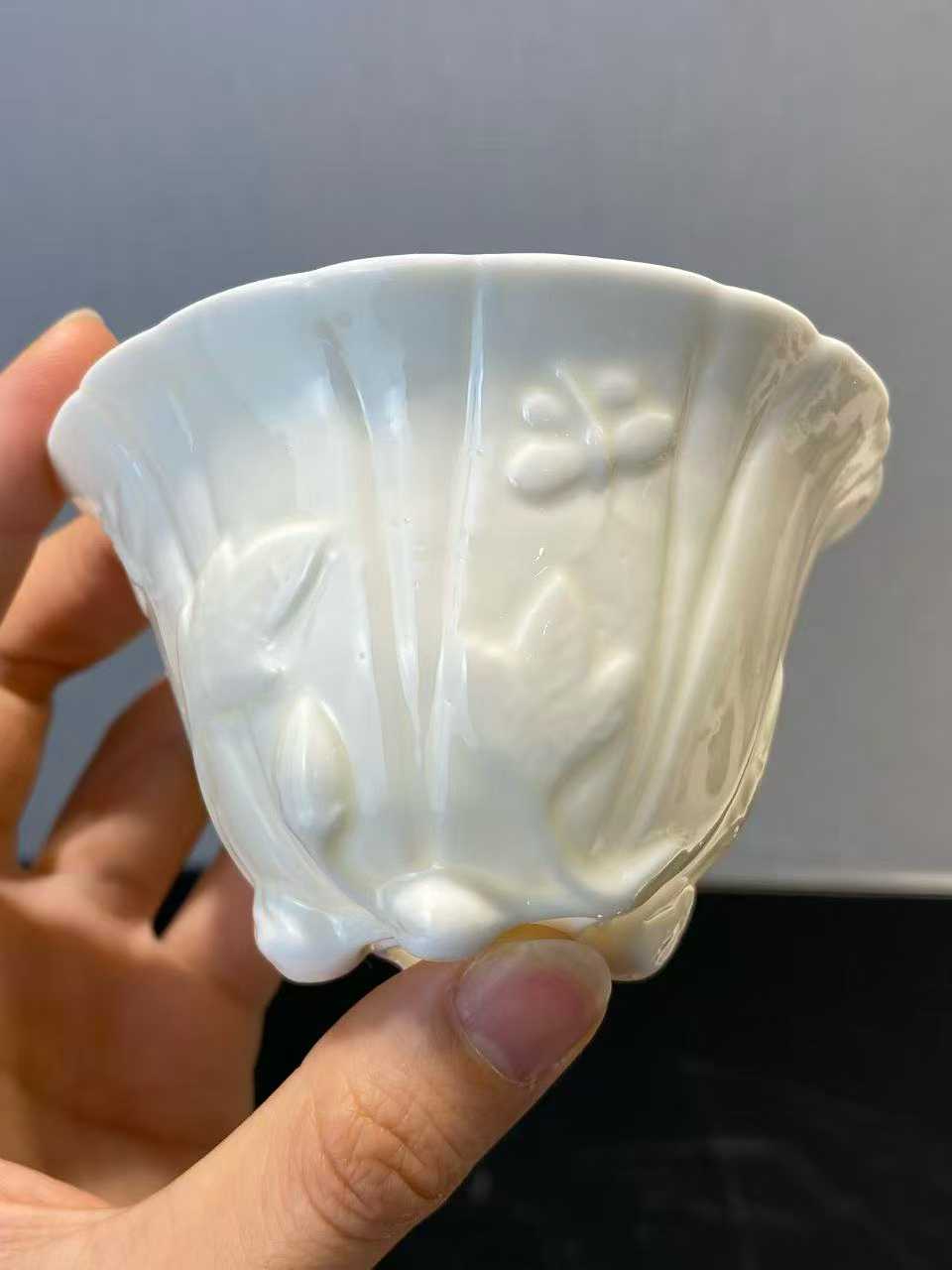 德化窑白釉堆雕蝴蝶花卉纹杯一对