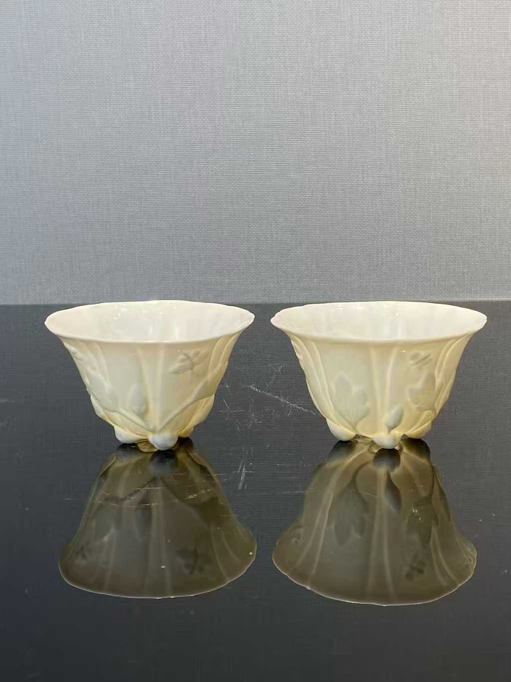 德化窑白釉堆雕蝴蝶花卉纹杯一对