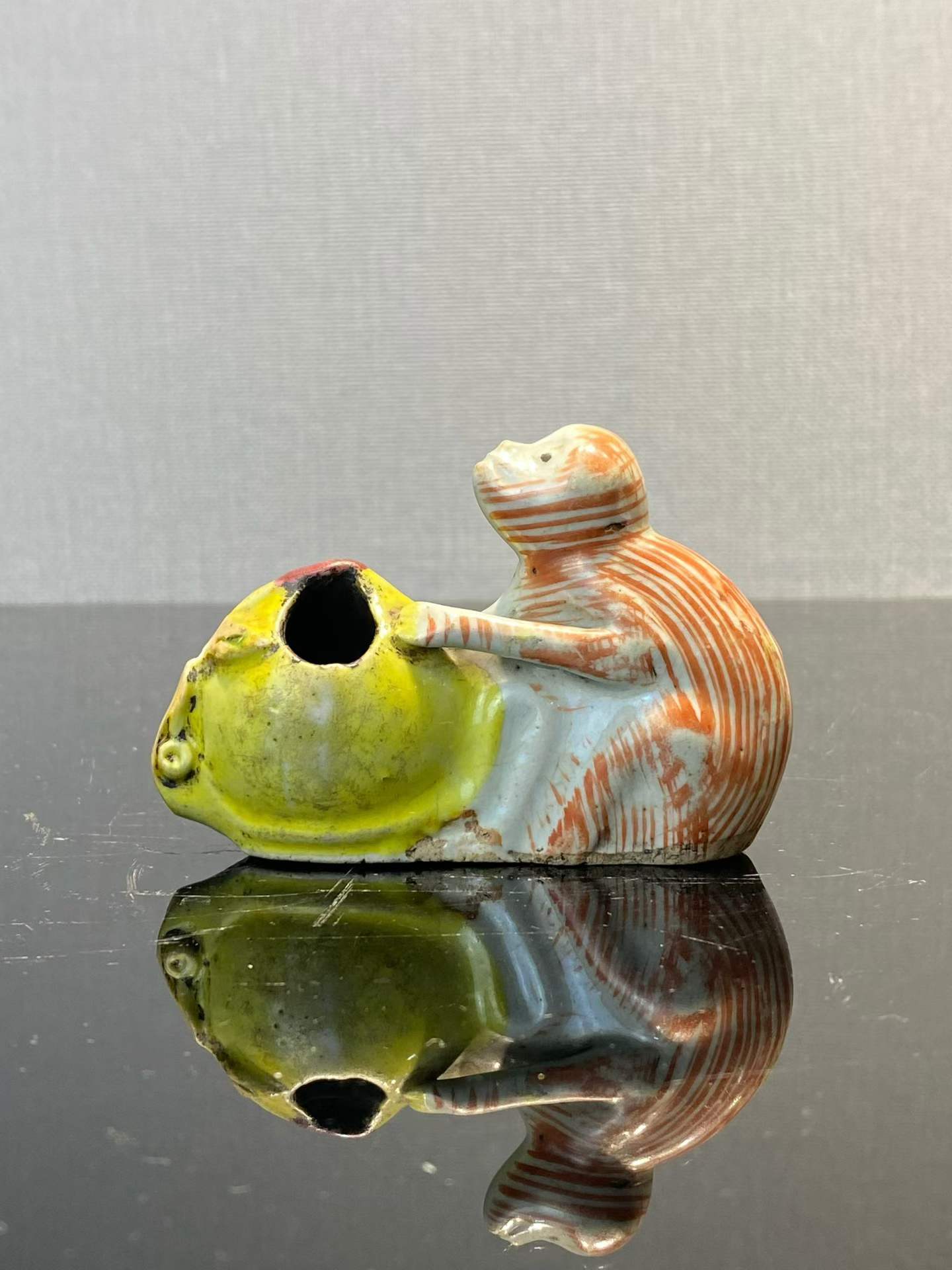粉彩瑞猴寿桃砚滴