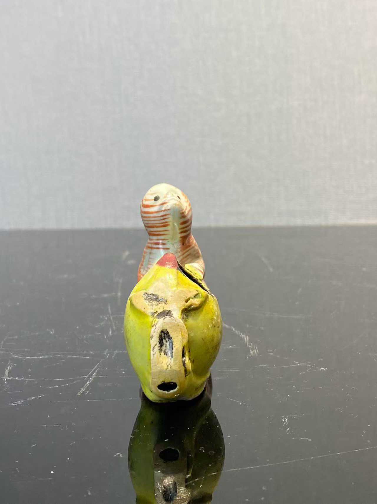 粉彩瑞猴寿桃砚滴