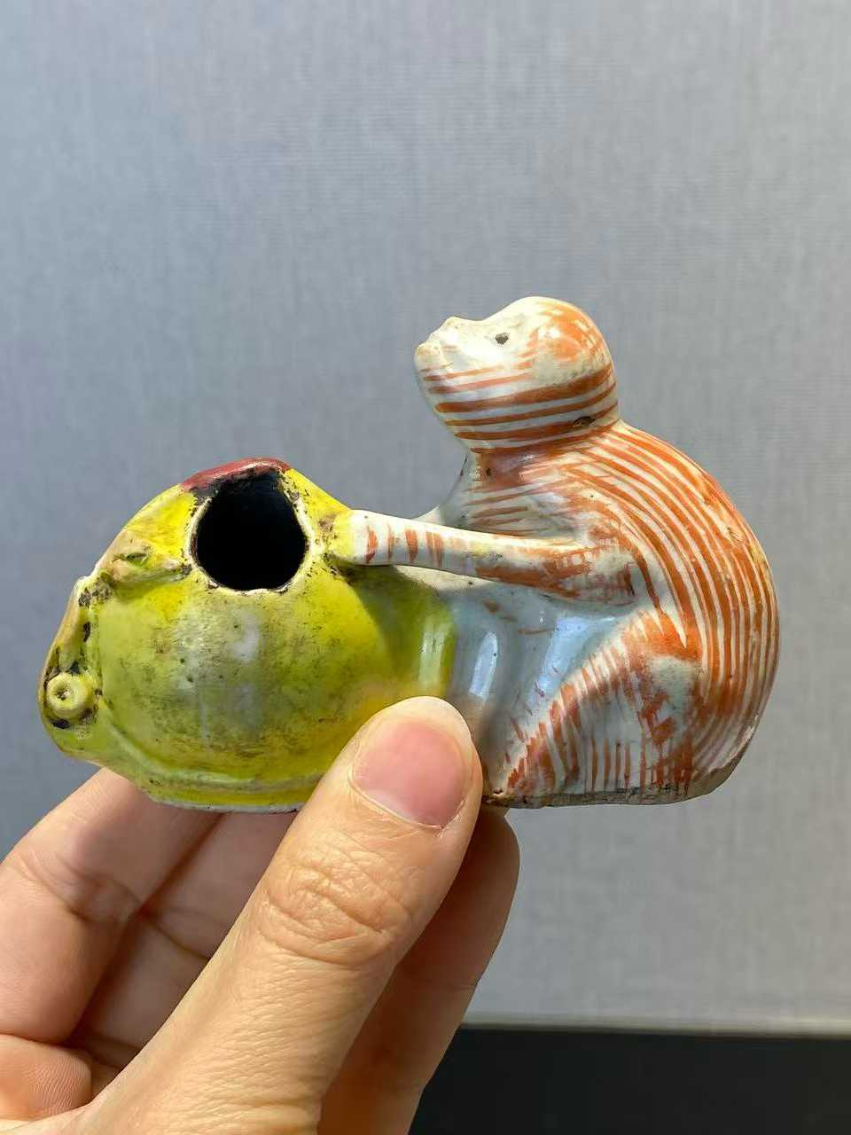 粉彩瑞猴寿桃砚滴