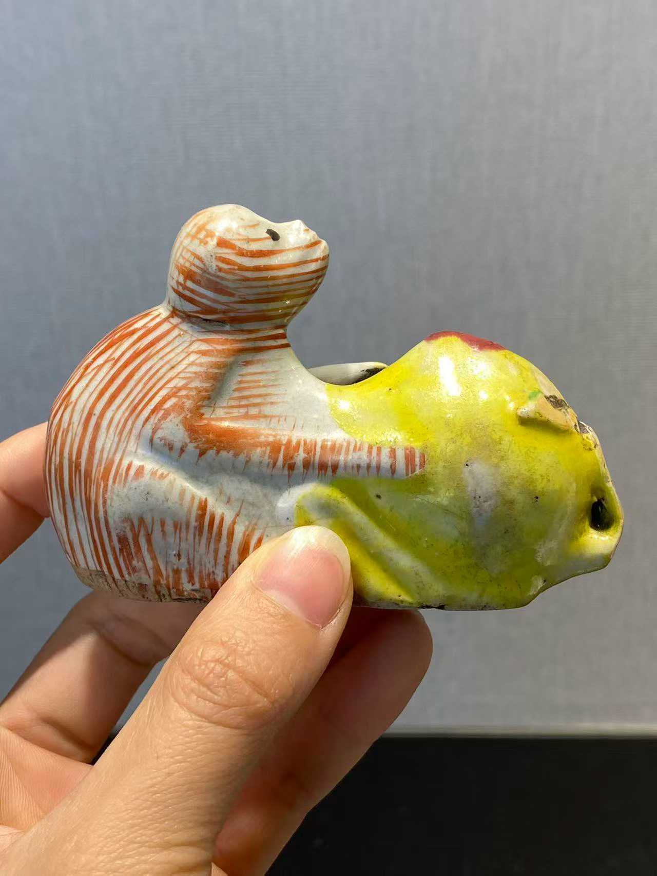 粉彩瑞猴寿桃砚滴