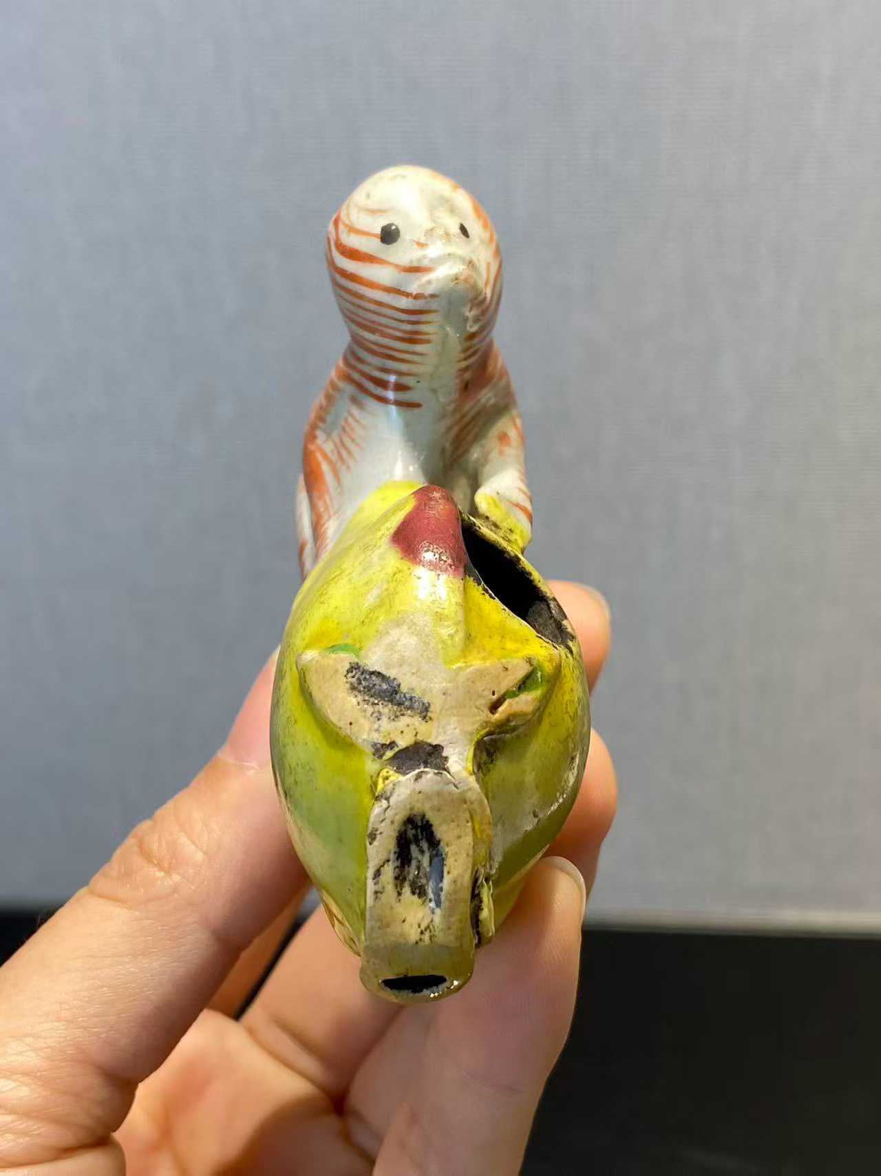 粉彩瑞猴寿桃砚滴