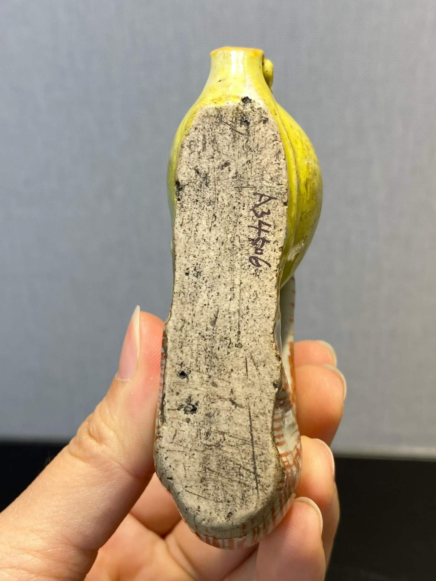 粉彩瑞猴寿桃砚滴