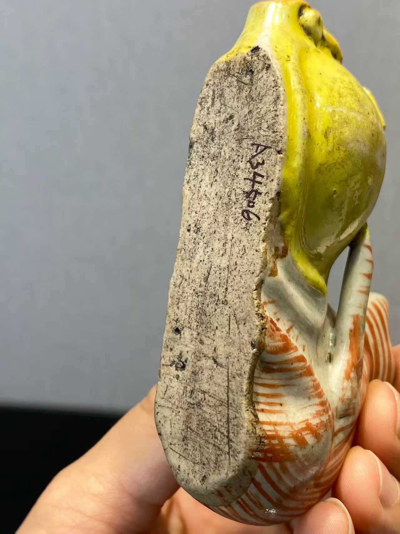 粉彩瑞猴寿桃砚滴