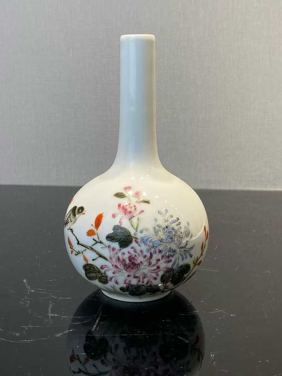 粉彩花鸟诗文小天球瓶 款：居仁堂制