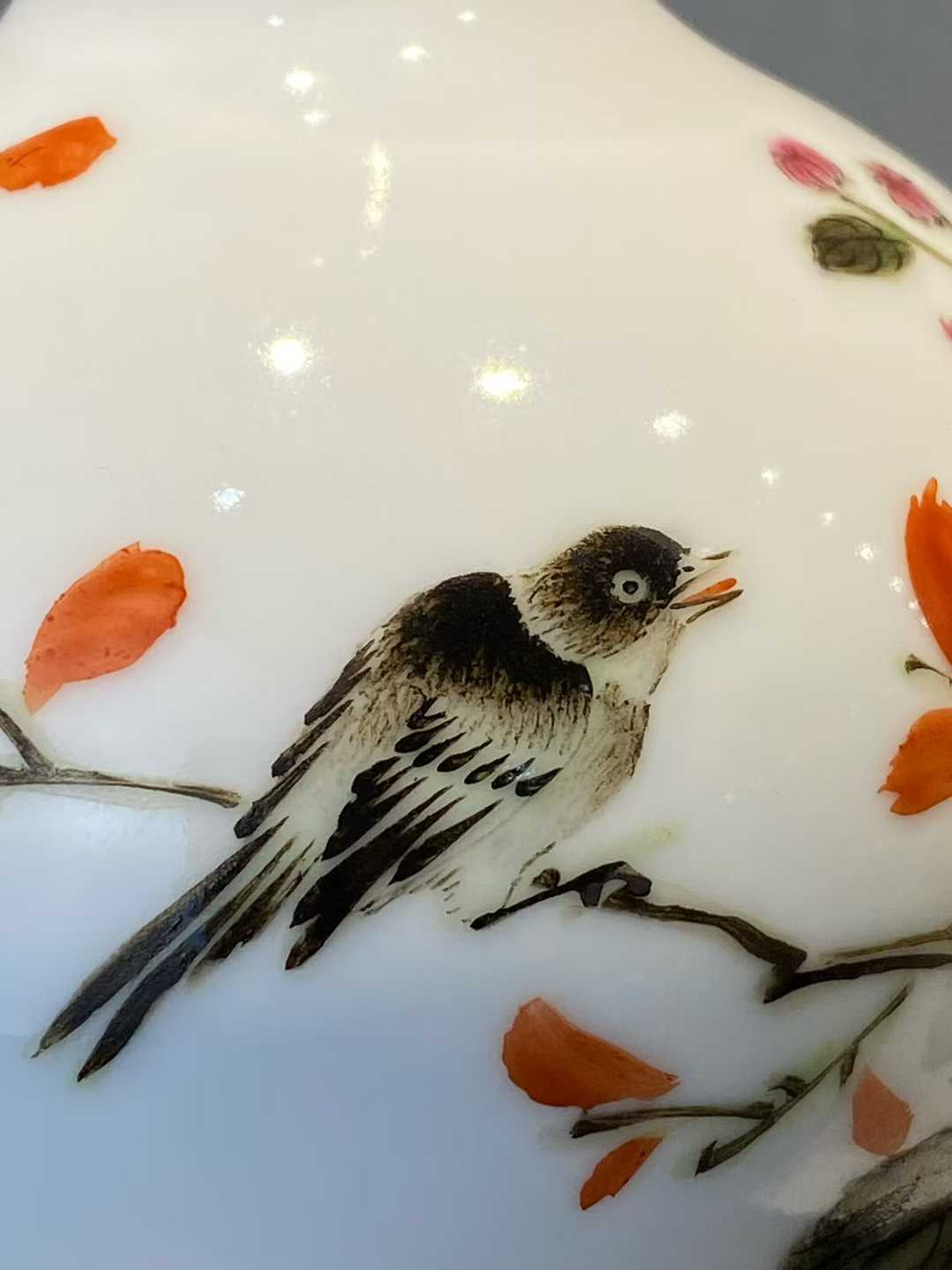 粉彩花鸟诗文小天球瓶 款：居仁堂制