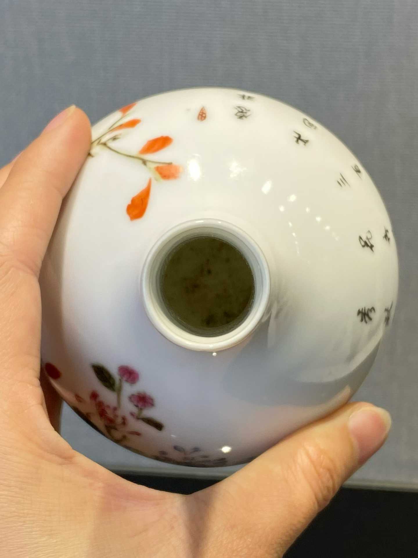 粉彩花鸟诗文小天球瓶 款：居仁堂制