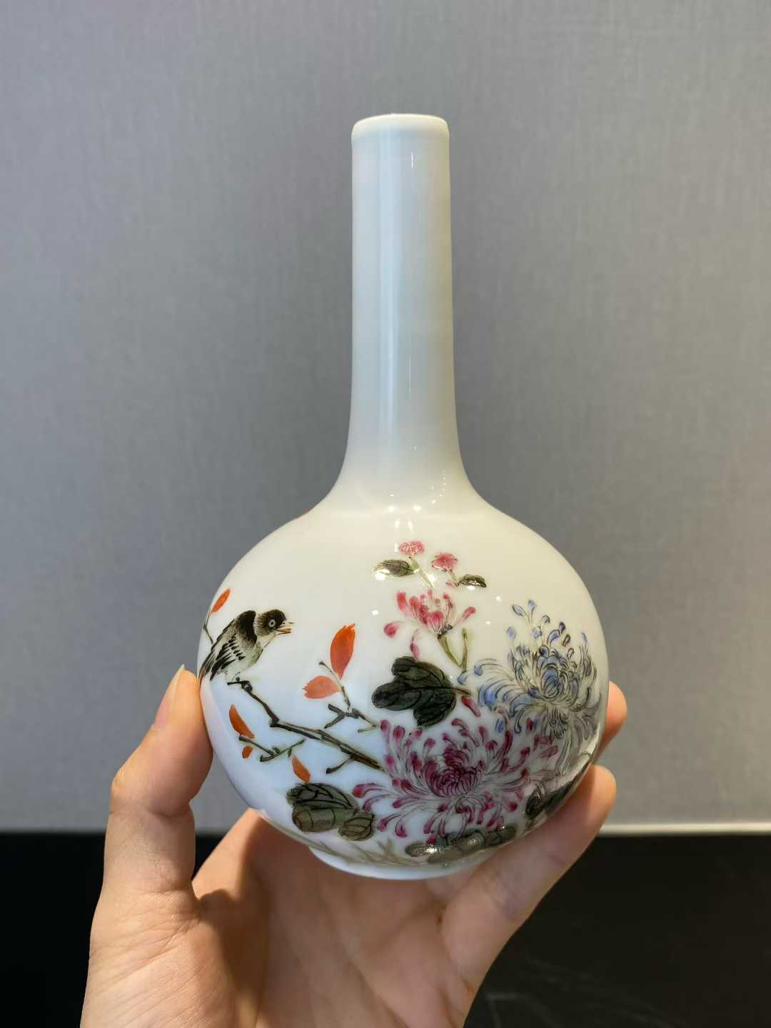 粉彩花鸟诗文小天球瓶 款：居仁堂制