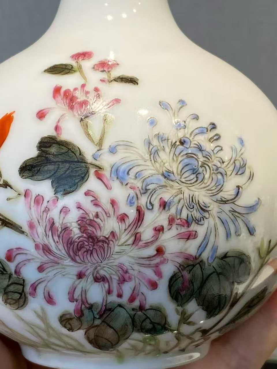 粉彩花鸟诗文小天球瓶 款：居仁堂制