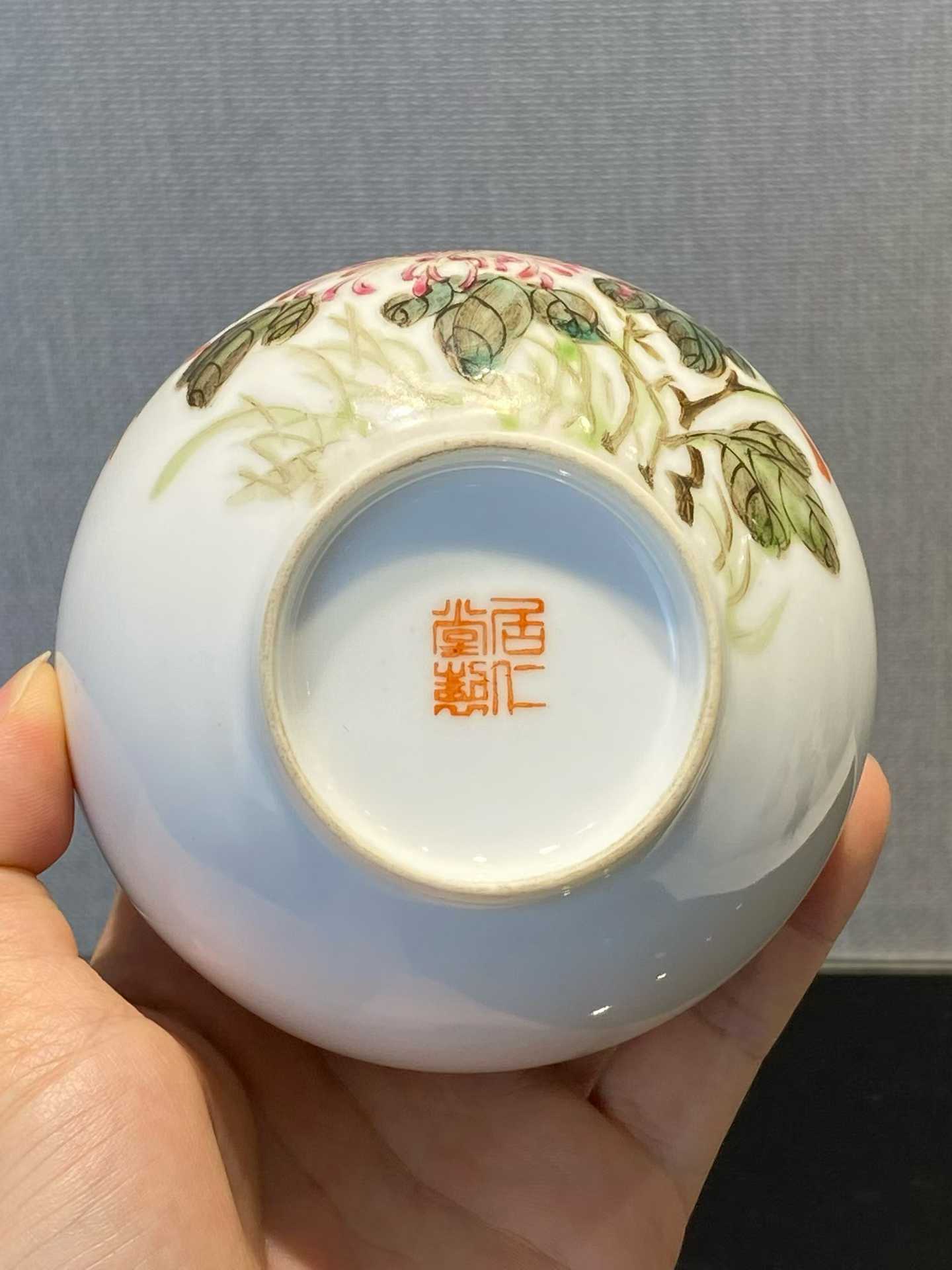 粉彩花鸟诗文小天球瓶 款：居仁堂制