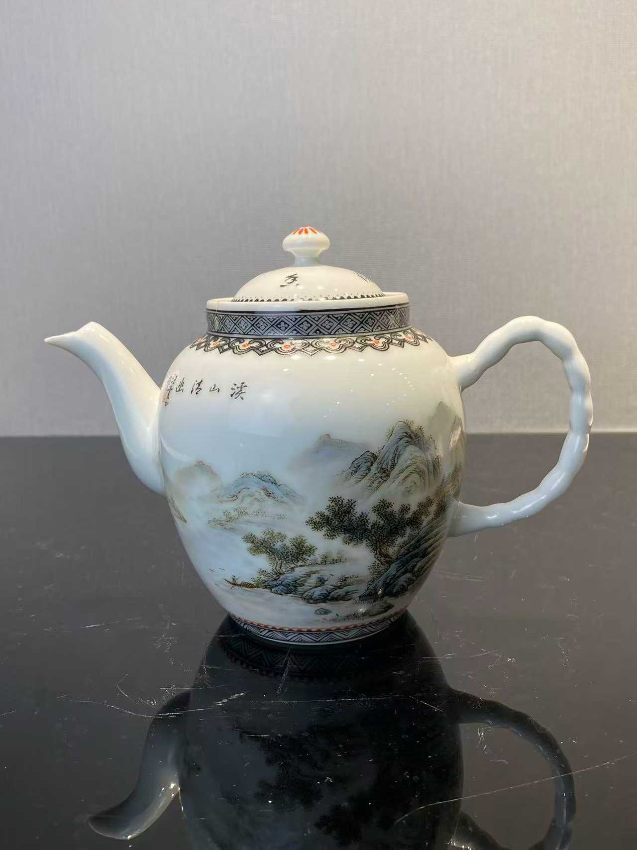 粉彩山水人物诗文茶壶  款：云山