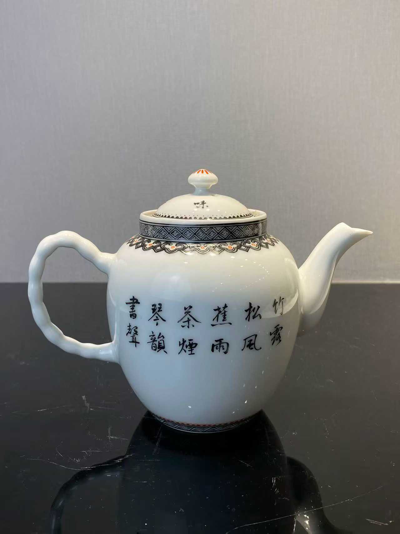 粉彩山水人物诗文茶壶  款：云山