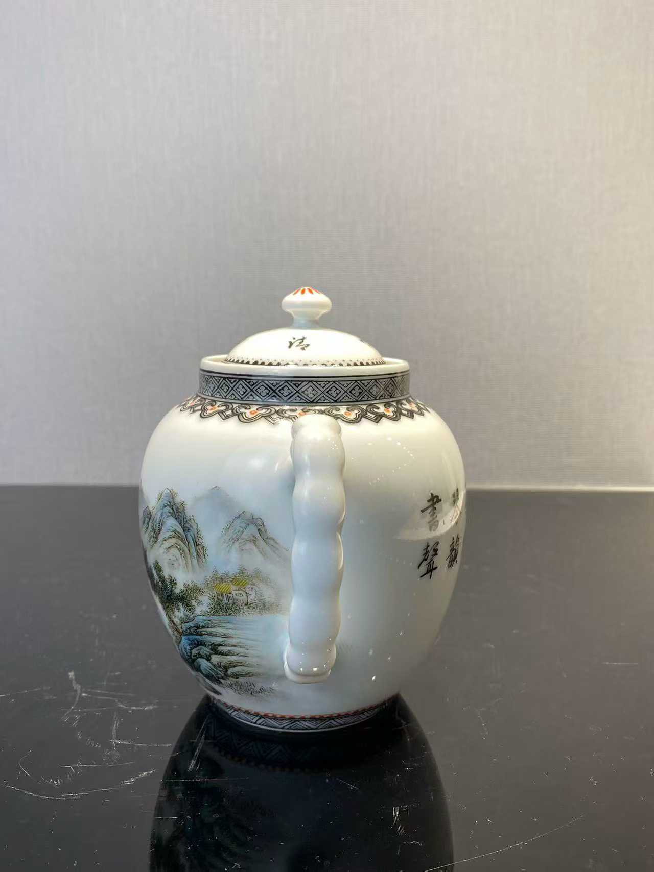 粉彩山水人物诗文茶壶  款：云山