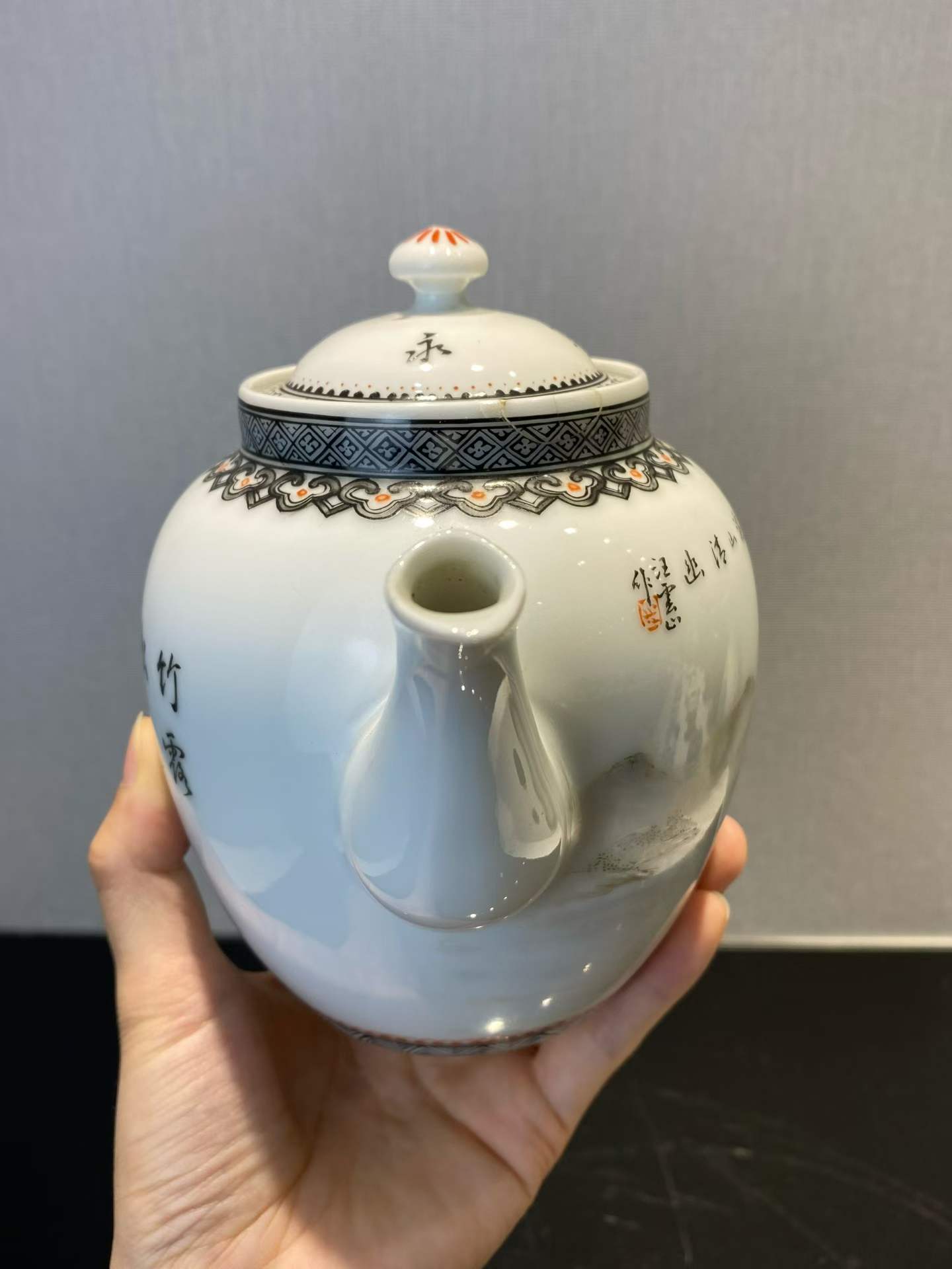 粉彩山水人物诗文茶壶  款：云山