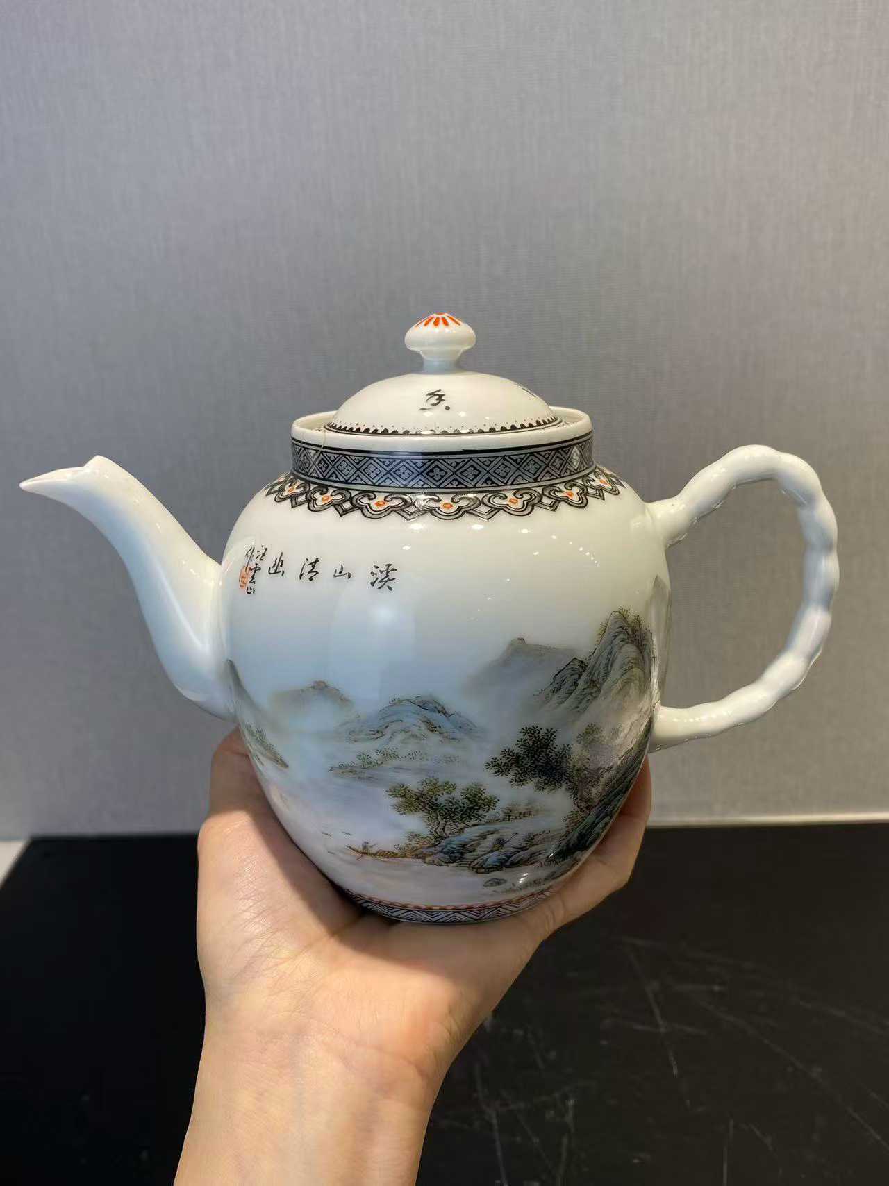 粉彩山水人物诗文茶壶  款：云山