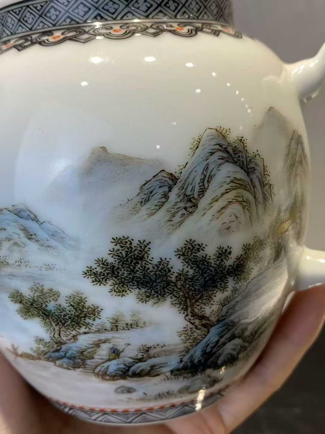 粉彩山水人物诗文茶壶  款：云山