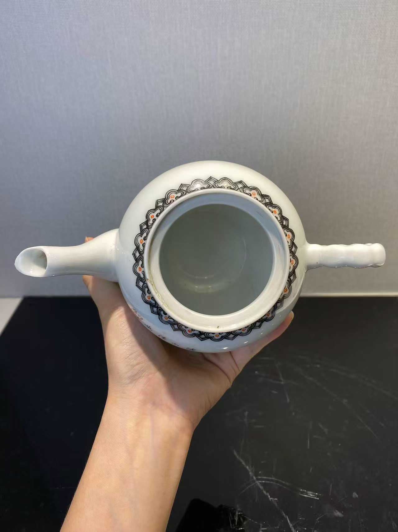 粉彩山水人物诗文茶壶  款：云山