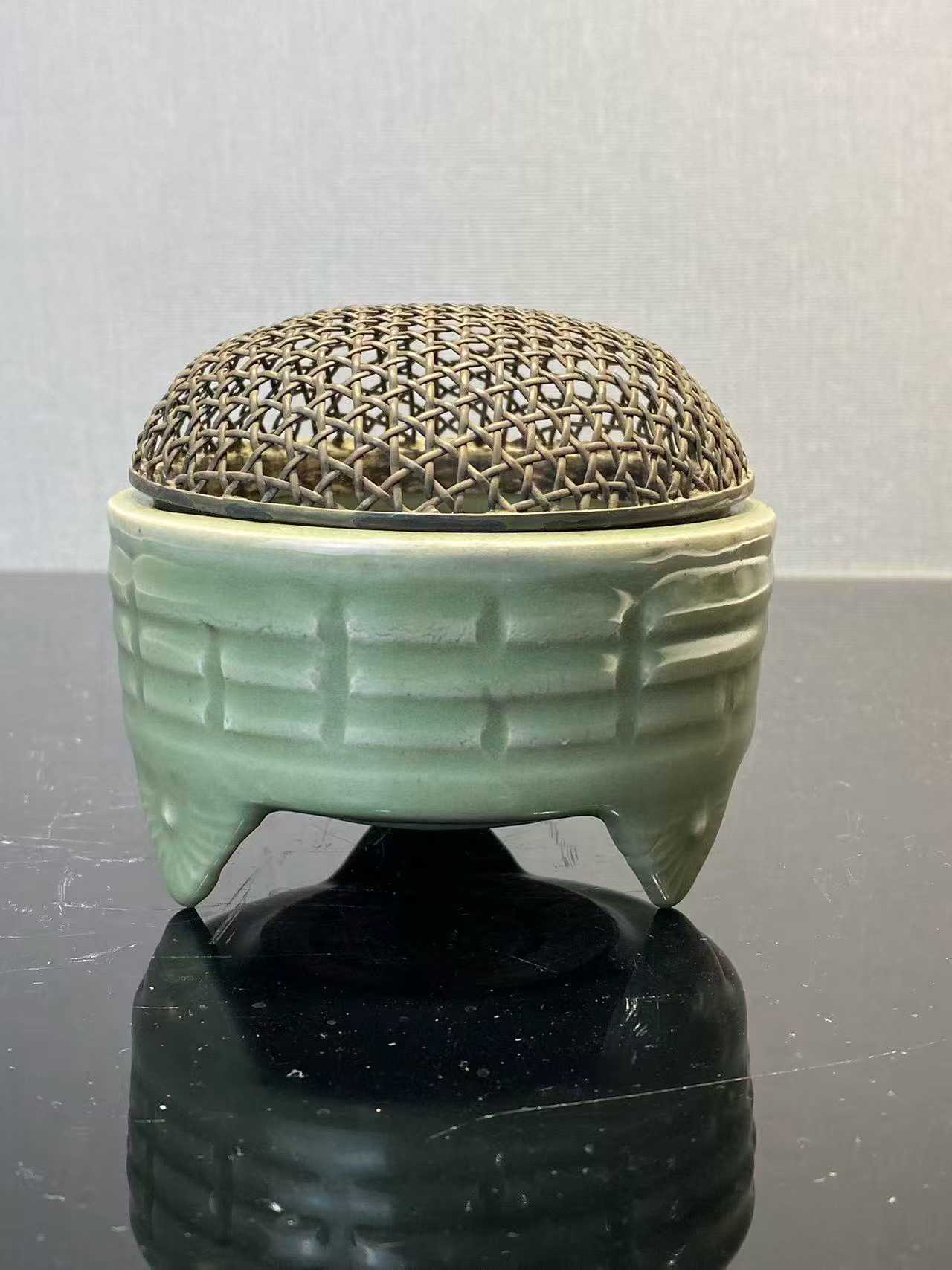 龙泉窑八卦三足香炉（配银盖）