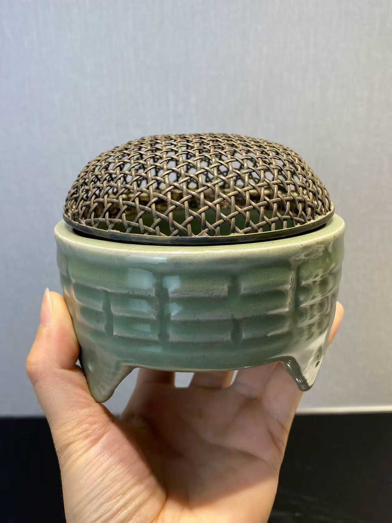 龙泉窑八卦三足香炉（配银盖）