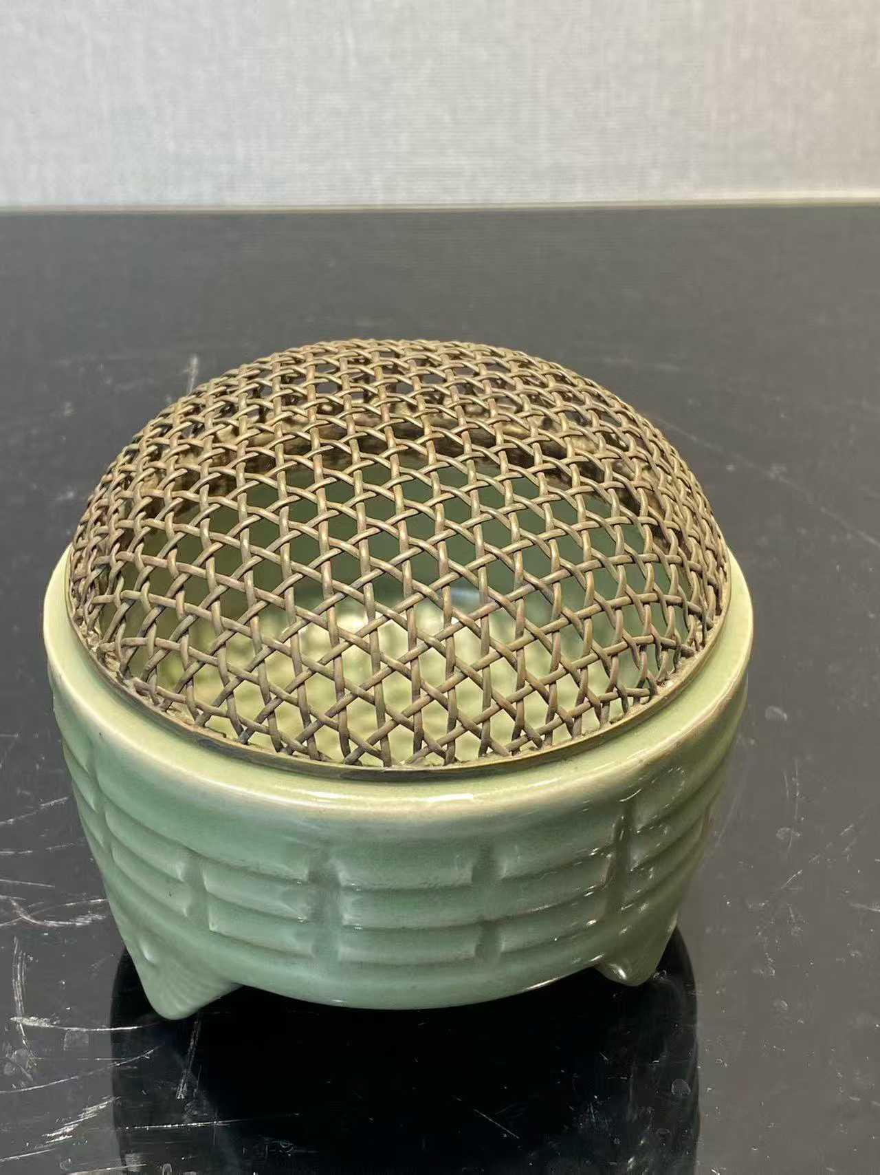 龙泉窑八卦三足香炉（配银盖）