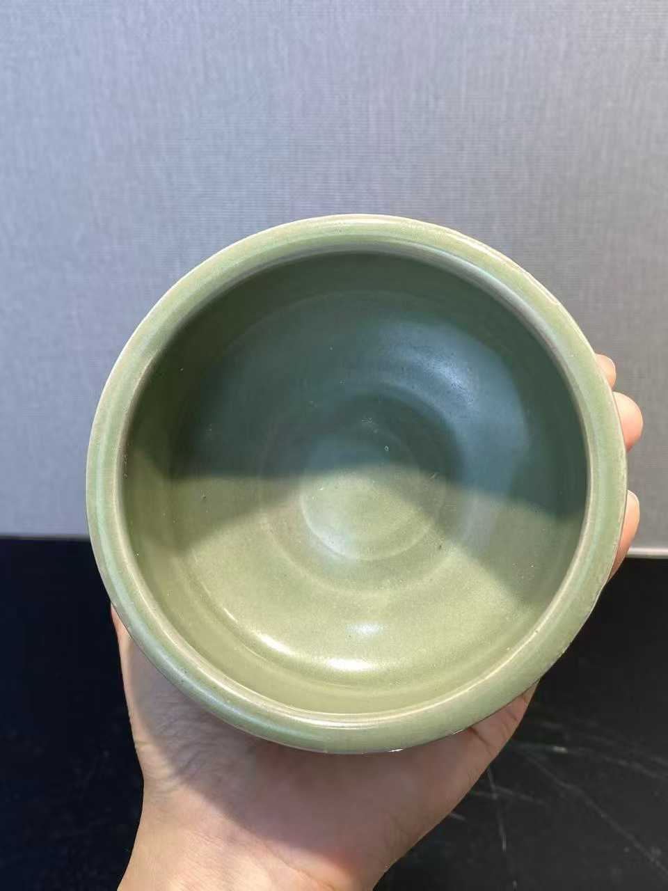 龙泉窑八卦三足香炉（配银盖）