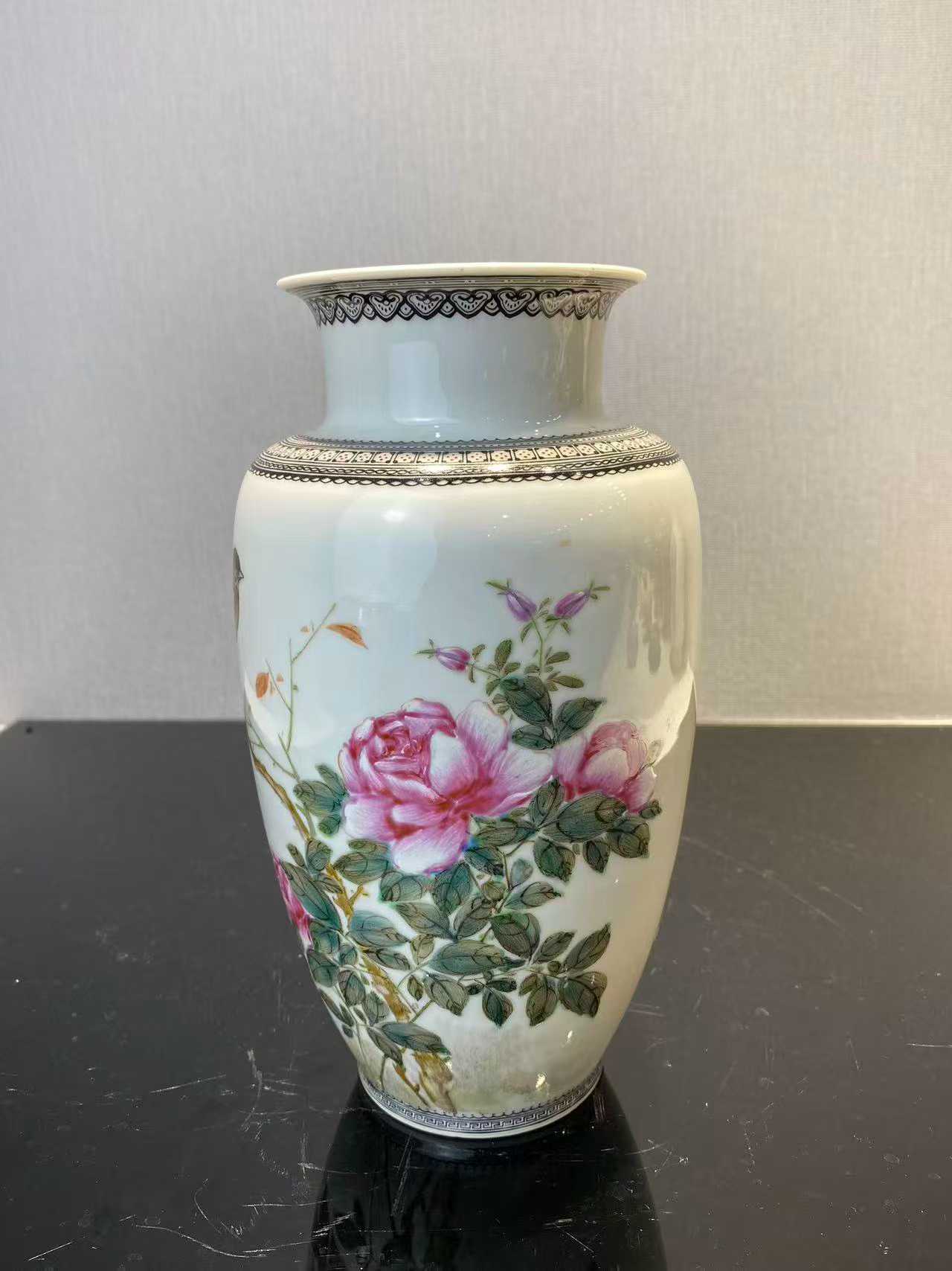 粉彩花鸟纹灯笼瓶 款：大清乾隆年制