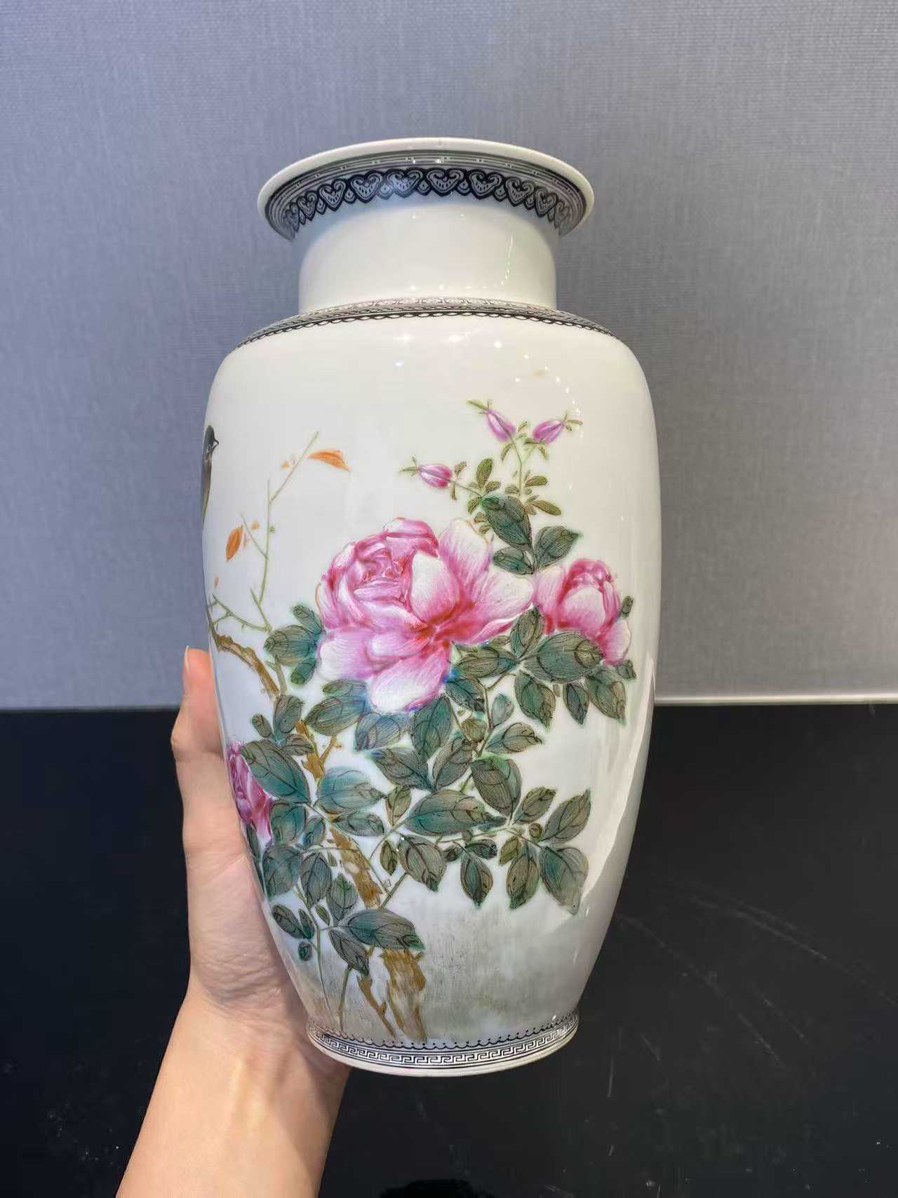 粉彩花鸟纹灯笼瓶 款：大清乾隆年制