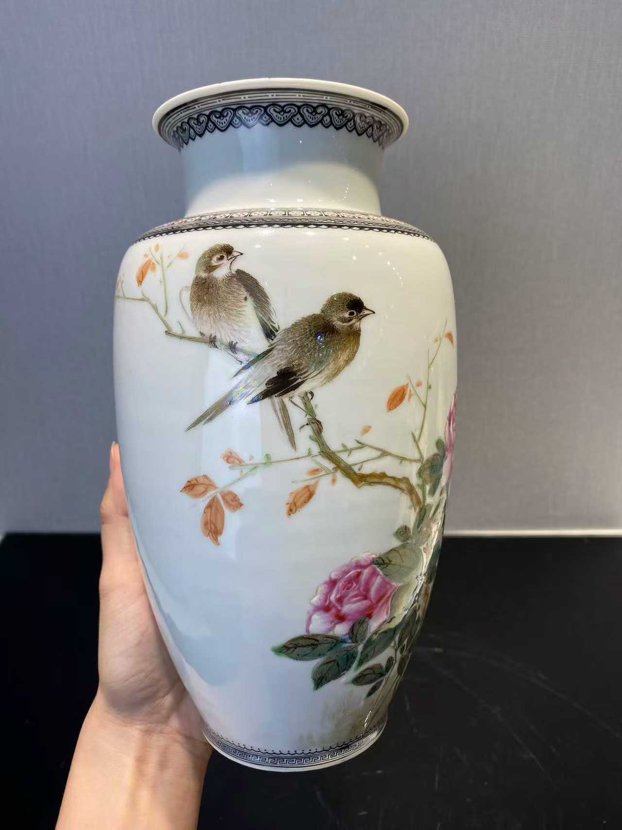 粉彩花鸟纹灯笼瓶 款：大清乾隆年制