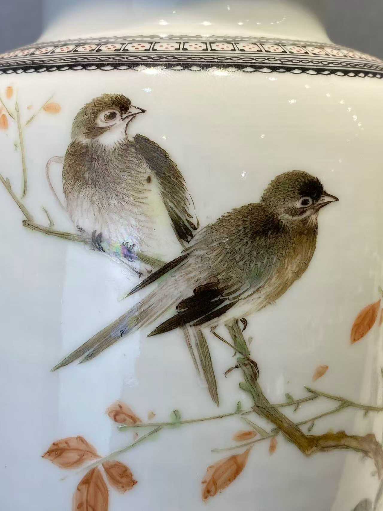 粉彩花鸟纹灯笼瓶 款：大清乾隆年制