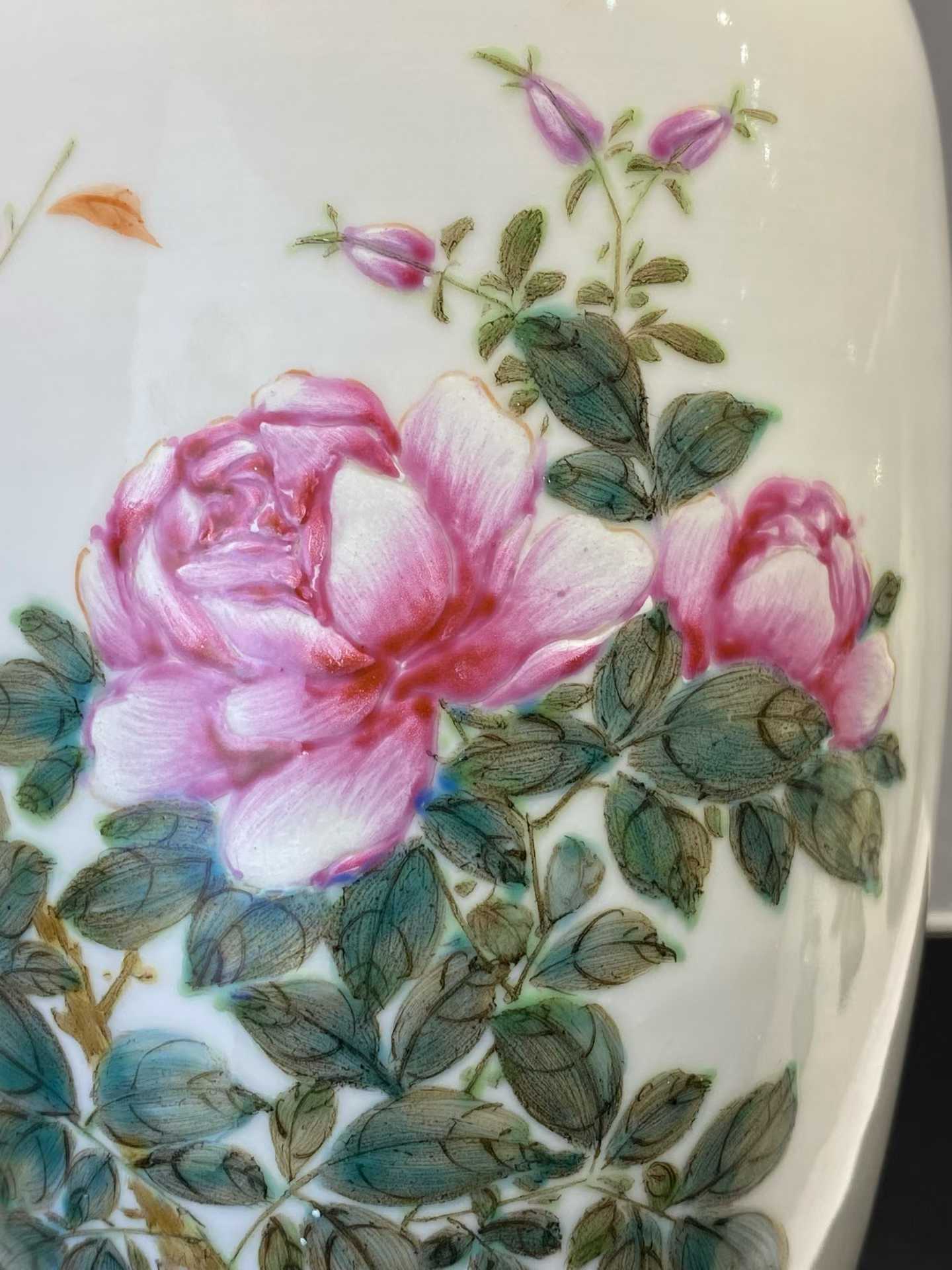 粉彩花鸟纹灯笼瓶 款：大清乾隆年制