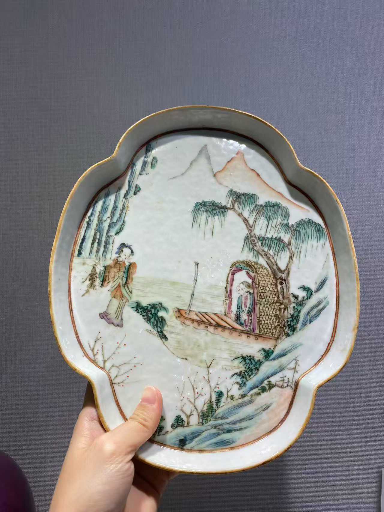 粉彩西厢记海棠形茶盘