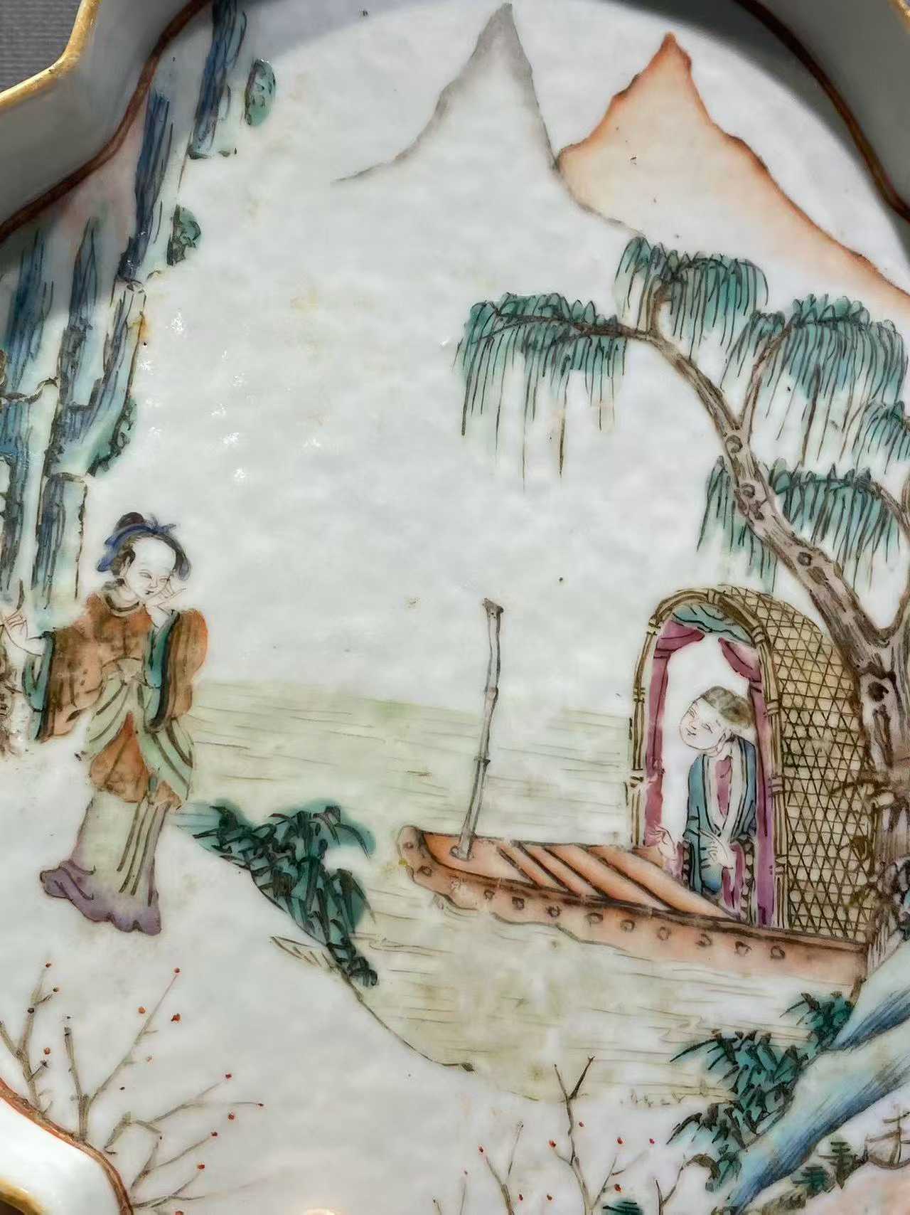 粉彩西厢记海棠形茶盘