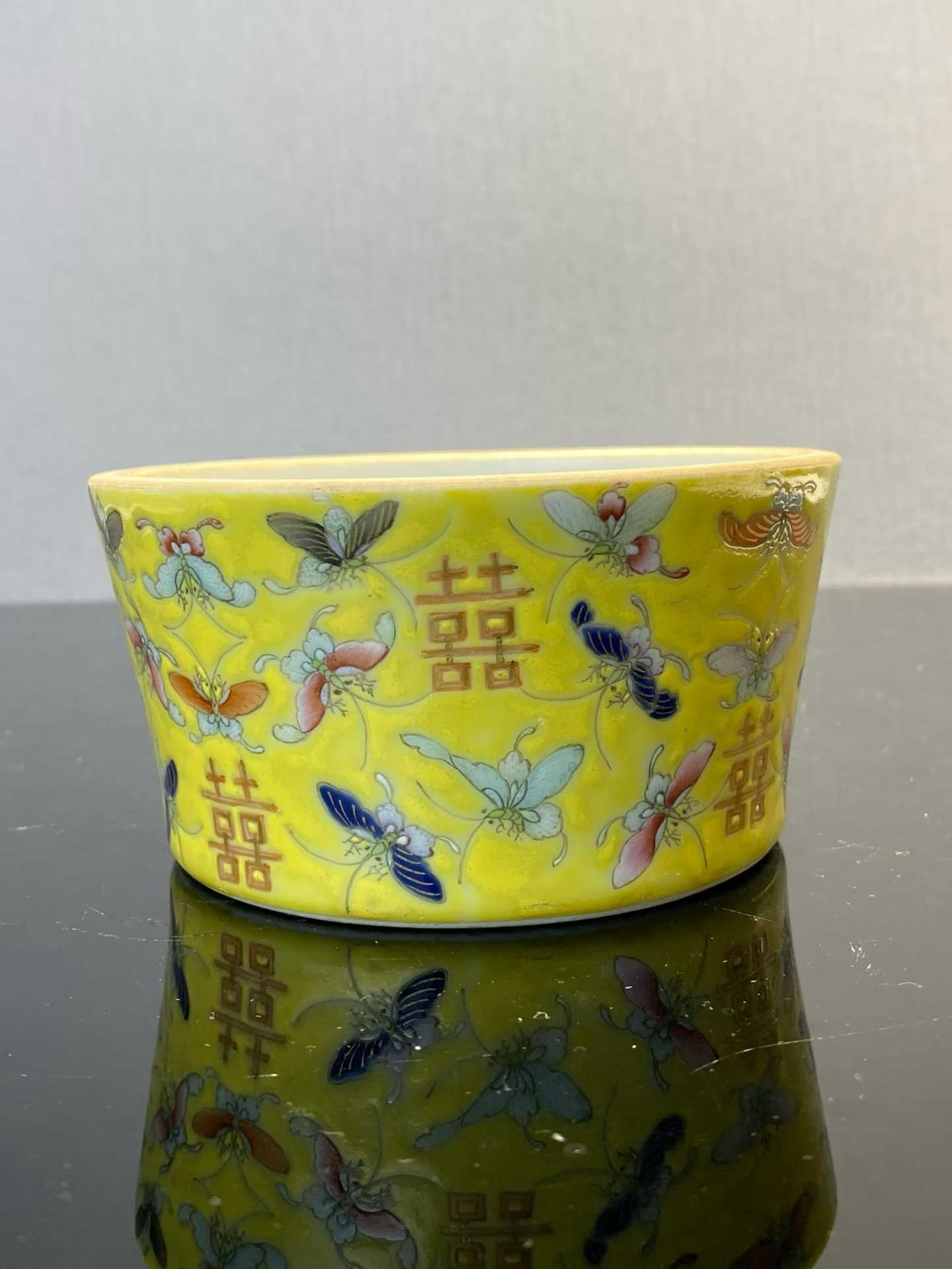 黄釉地粉彩百蝶囍字花盆（大婚瓷）款：福寿如意