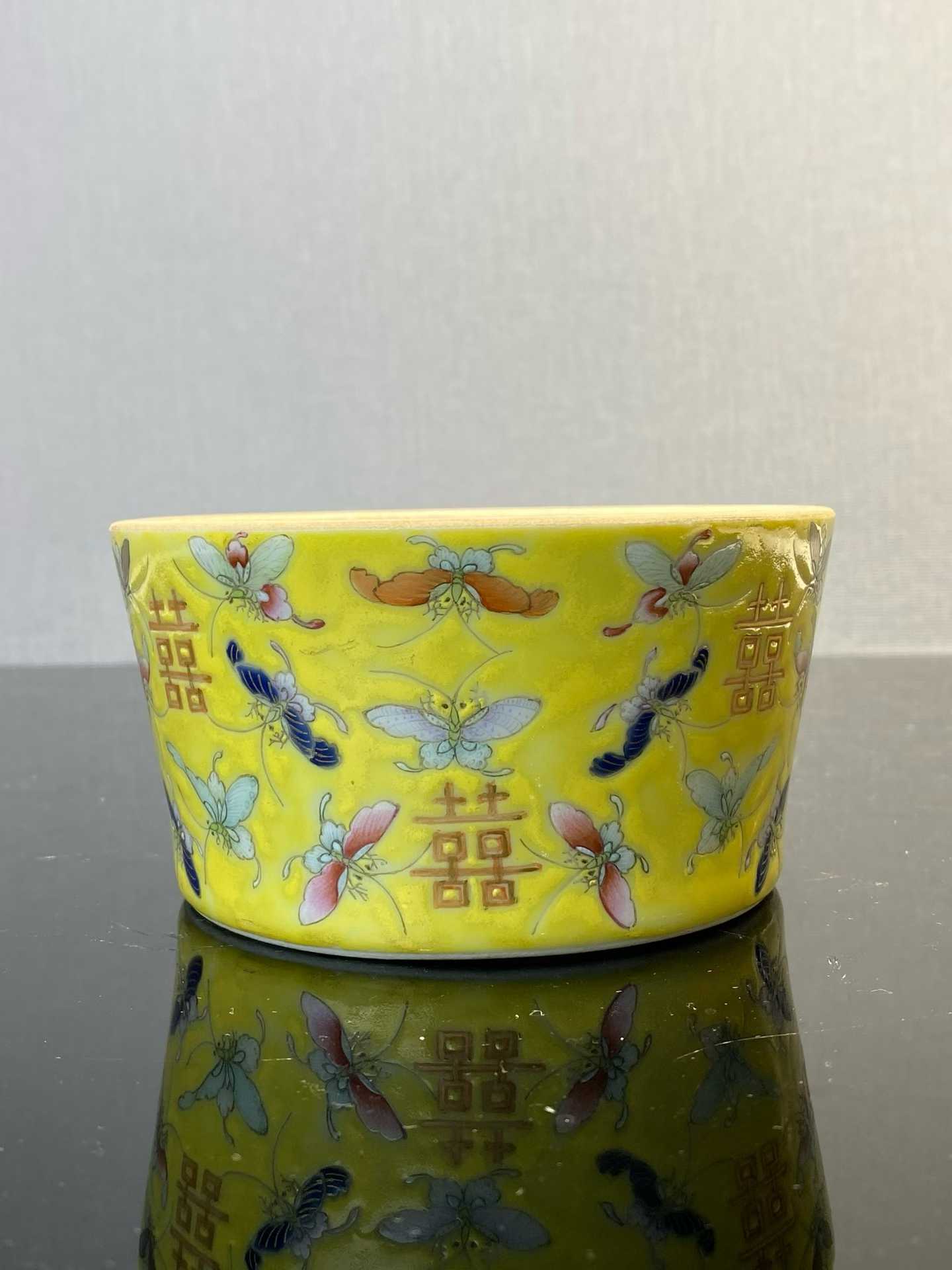 黄釉地粉彩百蝶囍字花盆（大婚瓷）款：福寿如意
