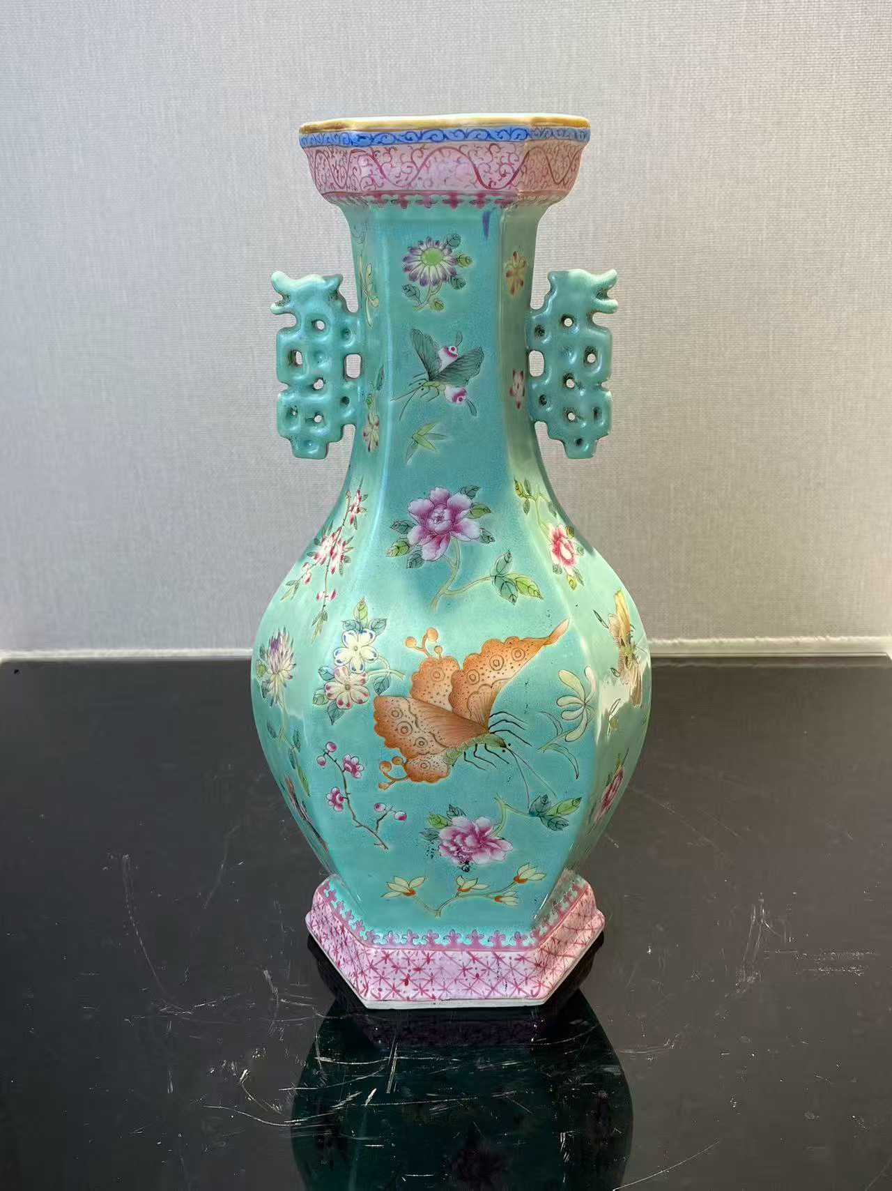 松石绿地粉彩折枝花碟夔龙耳六方瓶